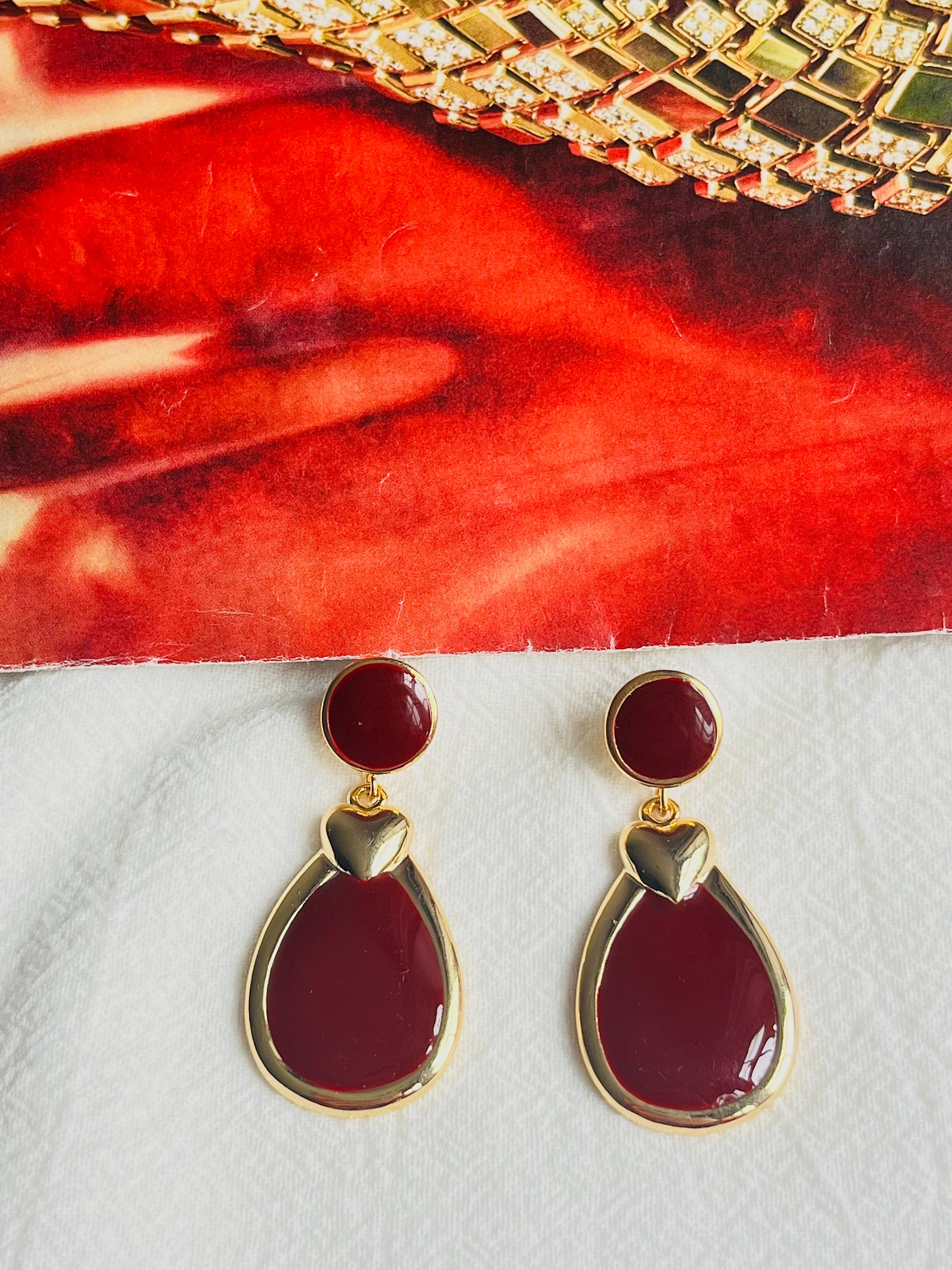 Burgundy Red Enamel Heart Love Elegant Modernist Water Drop Pierced Earrings, Gold Tone, Swarovski Element

The cost is very high. 100% handmade. Excellent gift for lady. Fine handcraft.

Material: Gold plated metal, Enamel.

Size: 5.7*2.0