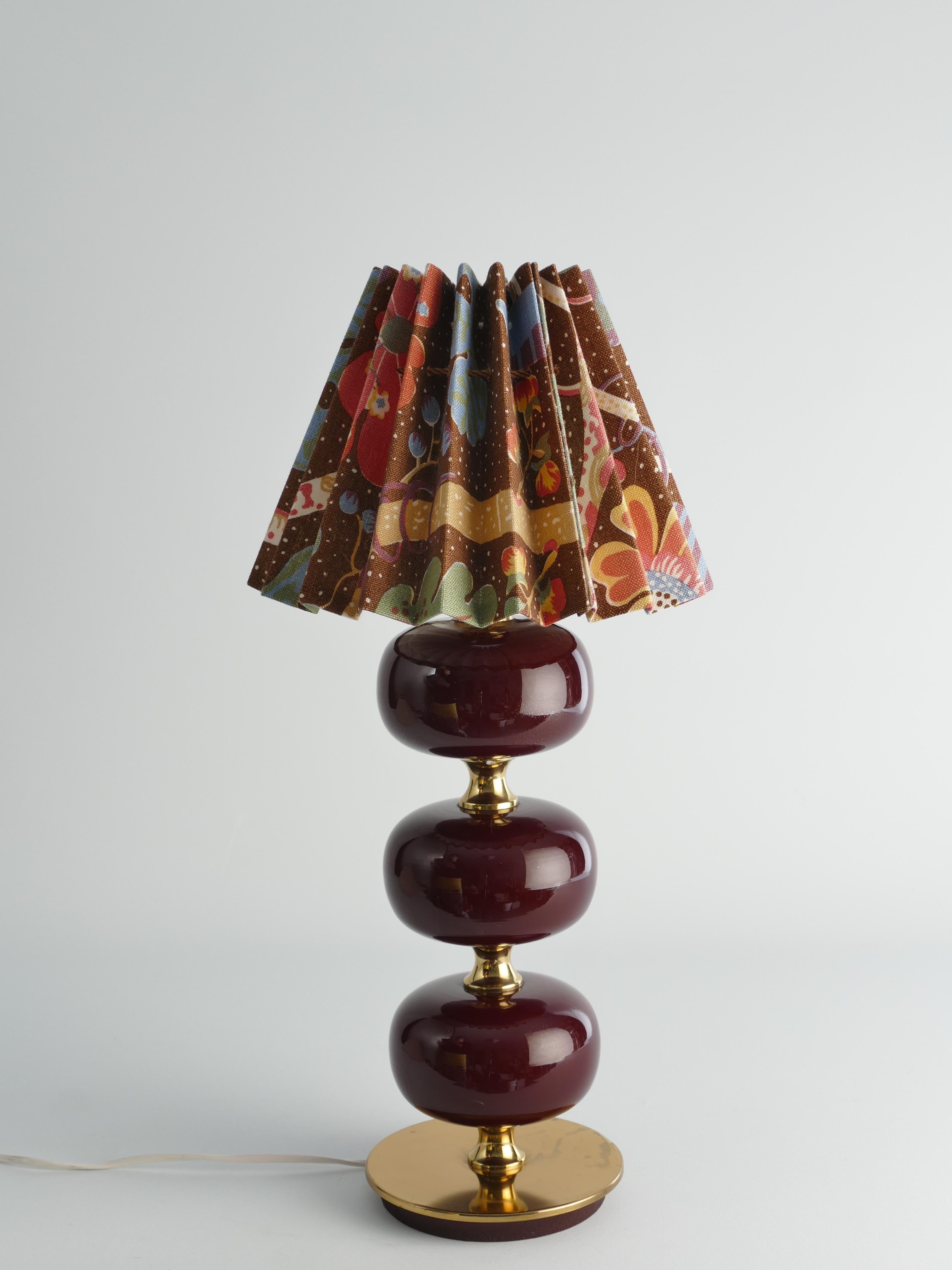 Lámpara de sobremesa de vidrio rojo burdeos y latón Tranås Stilarmatur, años 60 en venta 4
