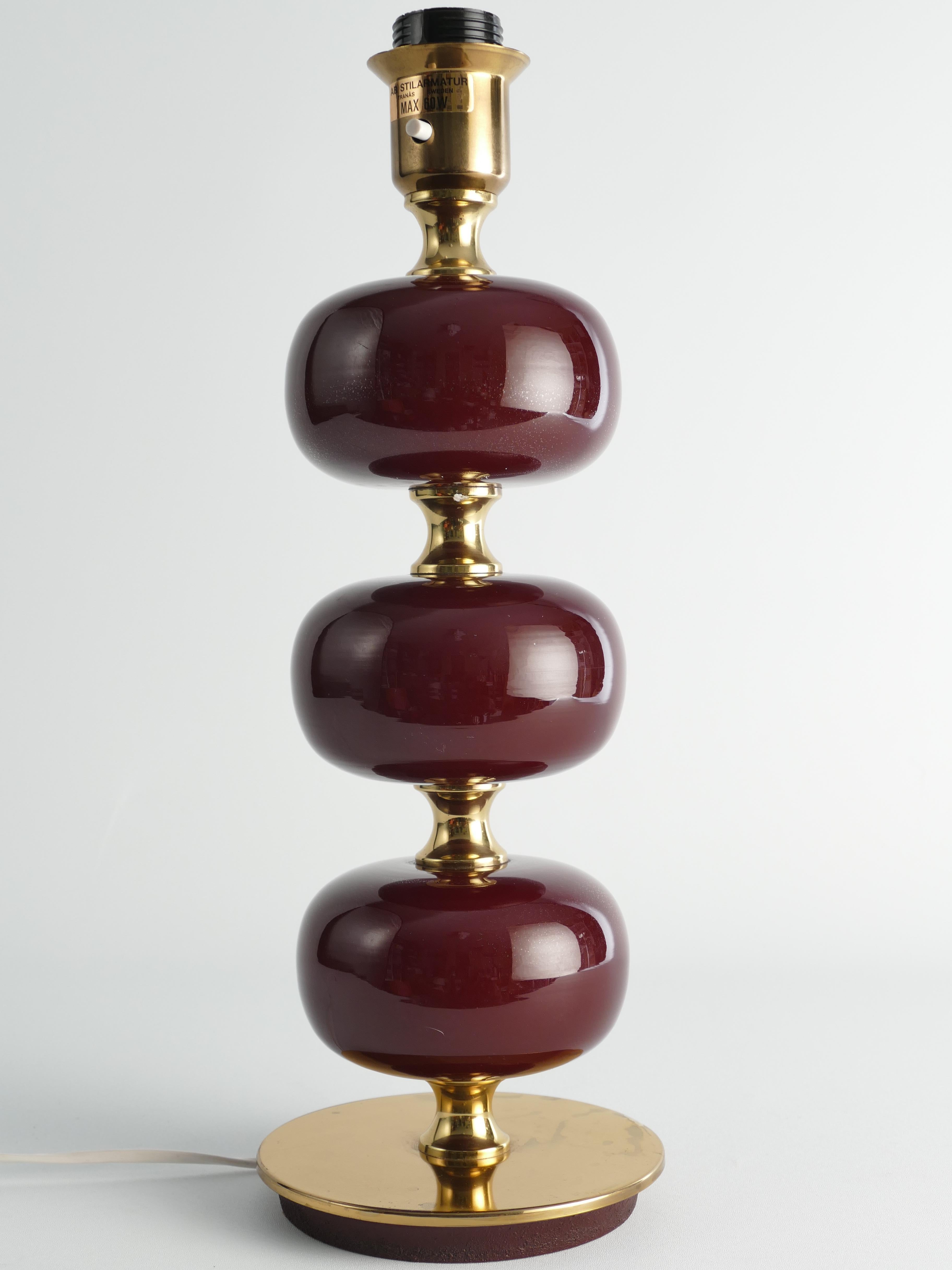 Burgundy Red Glass and Brass Table Lamp Tranås Stilarmatur, 1960s In Good Condition For Sale In Grythyttan, SE