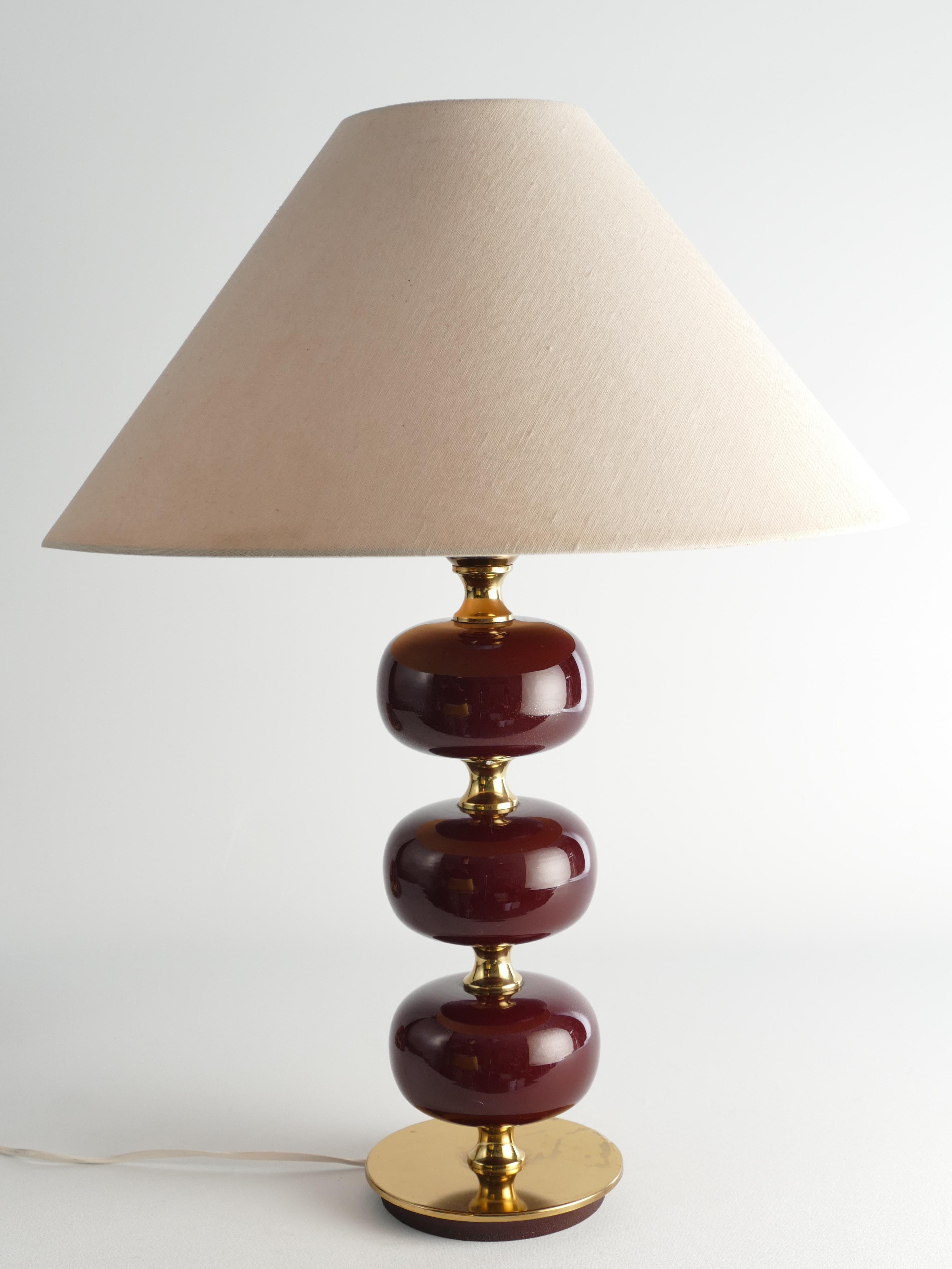 Lámpara de sobremesa de vidrio rojo burdeos y latón Tranås Stilarmatur, años 60 Latón en venta