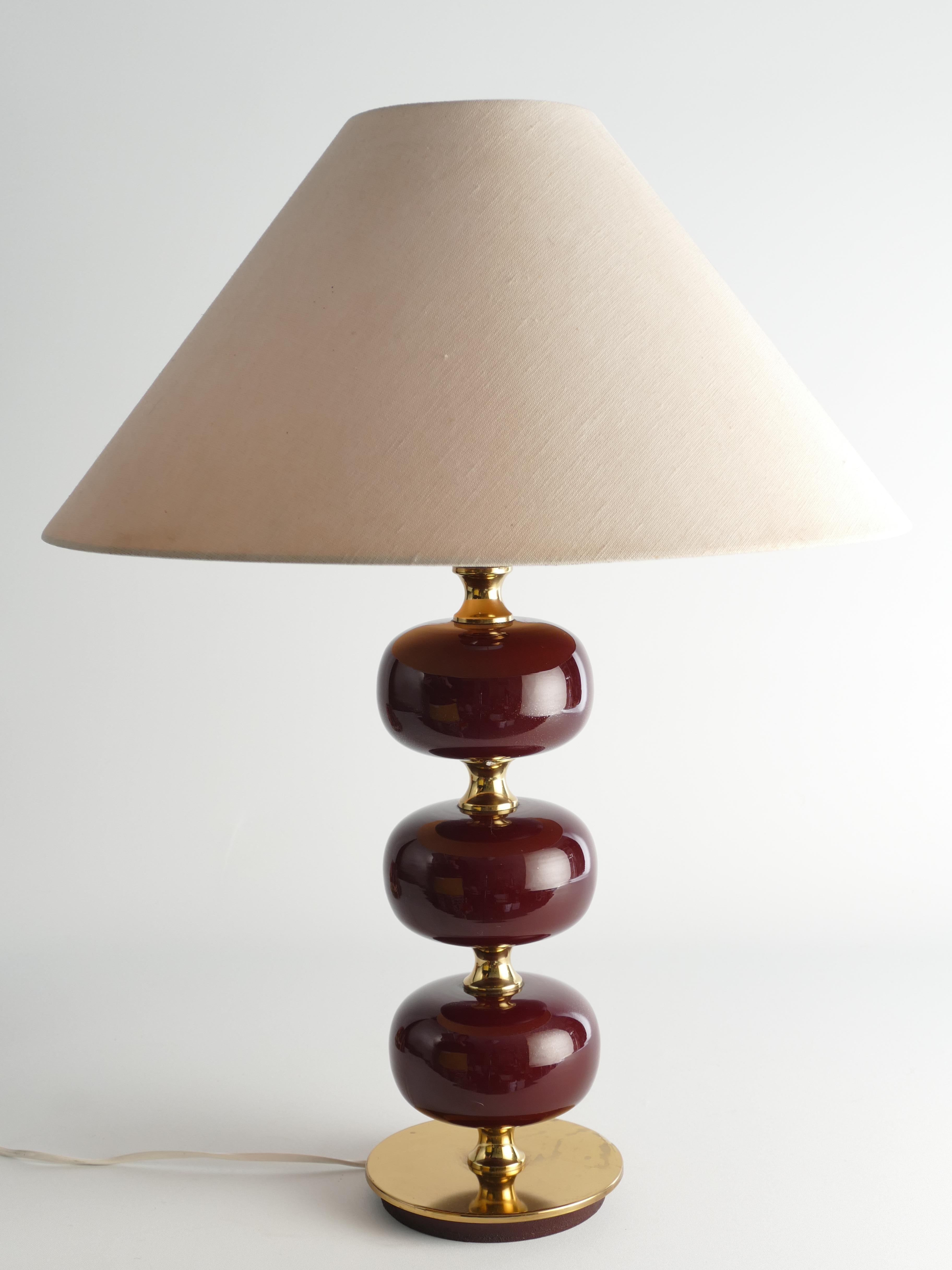 Lámpara de sobremesa de vidrio rojo burdeos y latón Tranås Stilarmatur, años 60 en venta 1