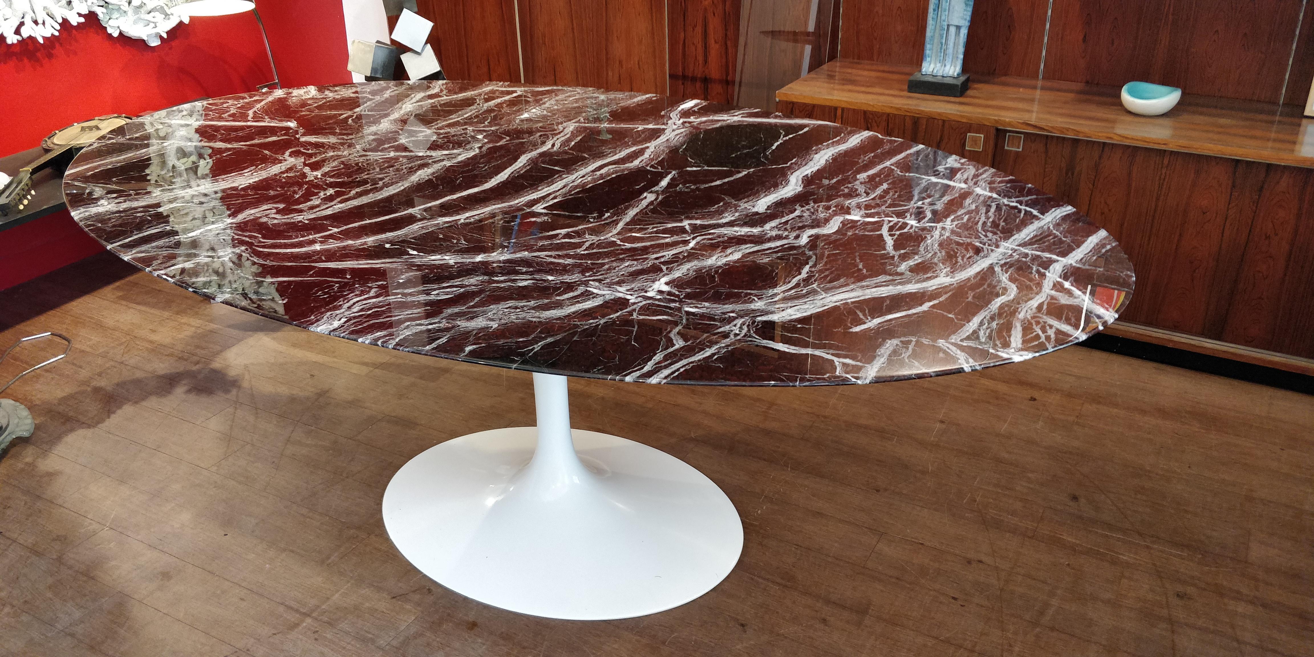 Large oval table from Knoll Studio.

White aluminum tulip foot.

Glossy marble top Rosso Rubino (ruby red) with beautiful white veins.

Rare marble that is no longer produced for these dining tables.

All in excellent condition.