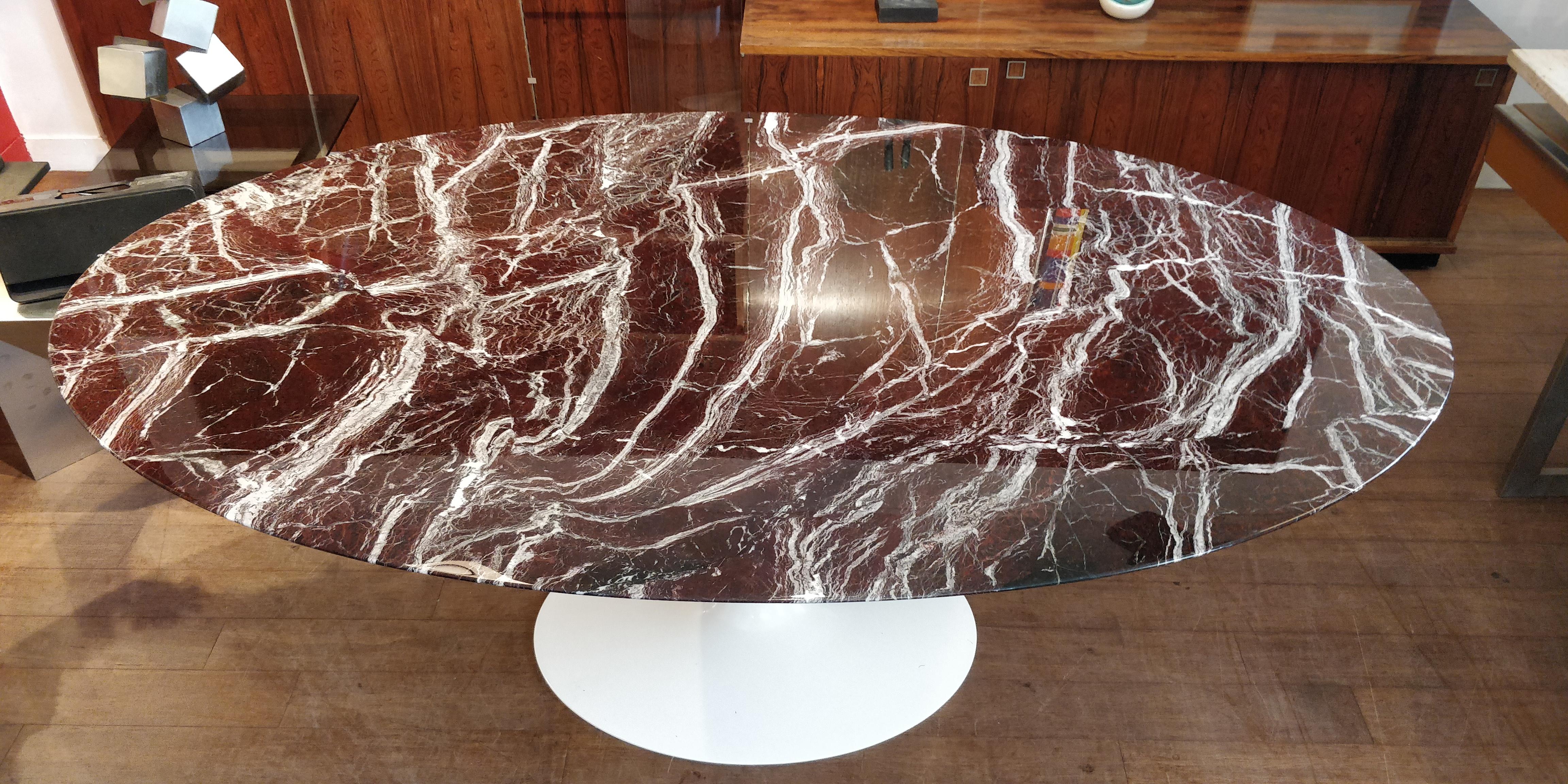 Burgundy Red Marble Oval Dining Table by Eero Saarinen for Knoll Studio In Excellent Condition In Lège Cap Ferret, FR