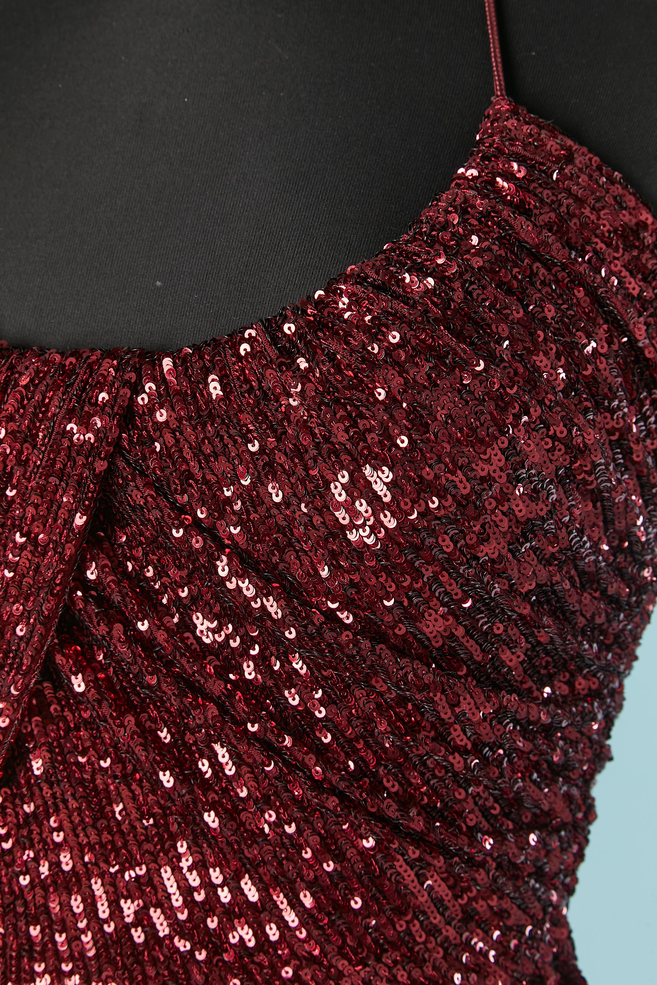 Vestido de cóctel de lentejuelas burdeos. Composición del tejido principal: 94% nailon, 6% elastán. Lentejuelas: 100% poliéster. Forro: 100% rayón.
Cremallera invisible en el lado izquierdo. Drapeado en el busto con cordón alrededor del escote que
