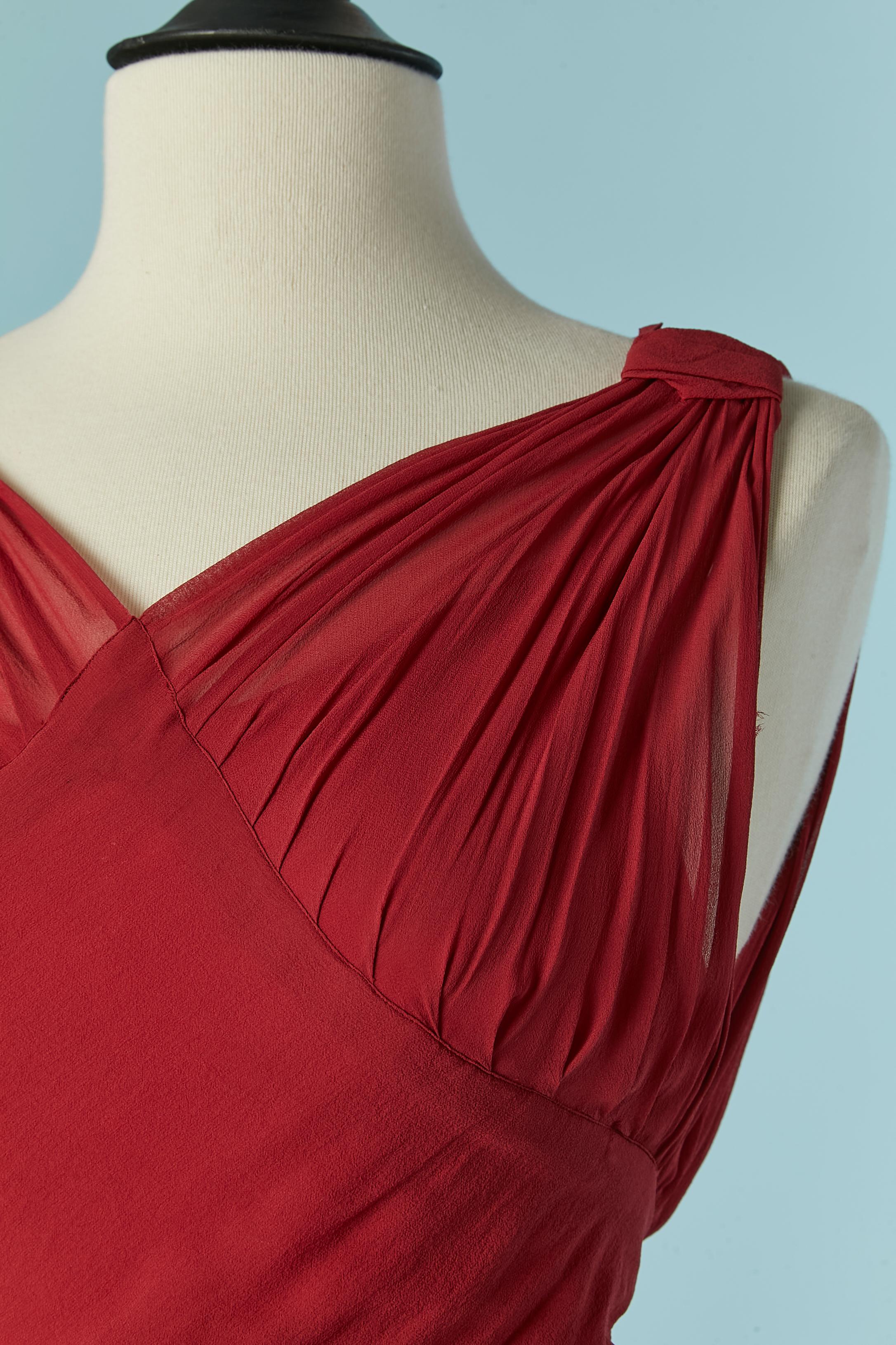 Burgunderfarbenes, drapiertes Abendkleid aus Seidenchiffon. Reißverschluss in der hinteren Mitte. Unterkleid aus Seidensatin, gefüttert. 
GRÖSSE: XXS 
