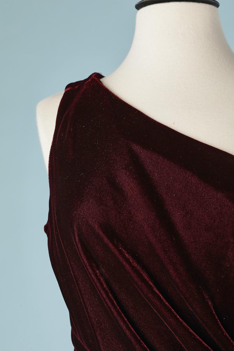 Burgundy Silk velvet asymmetrical evening dress. Draped and zip on the left side (hips) 
Fabric composition: 74% rayon, 26% silk. Silk lining.
SIZE 44 (L) 