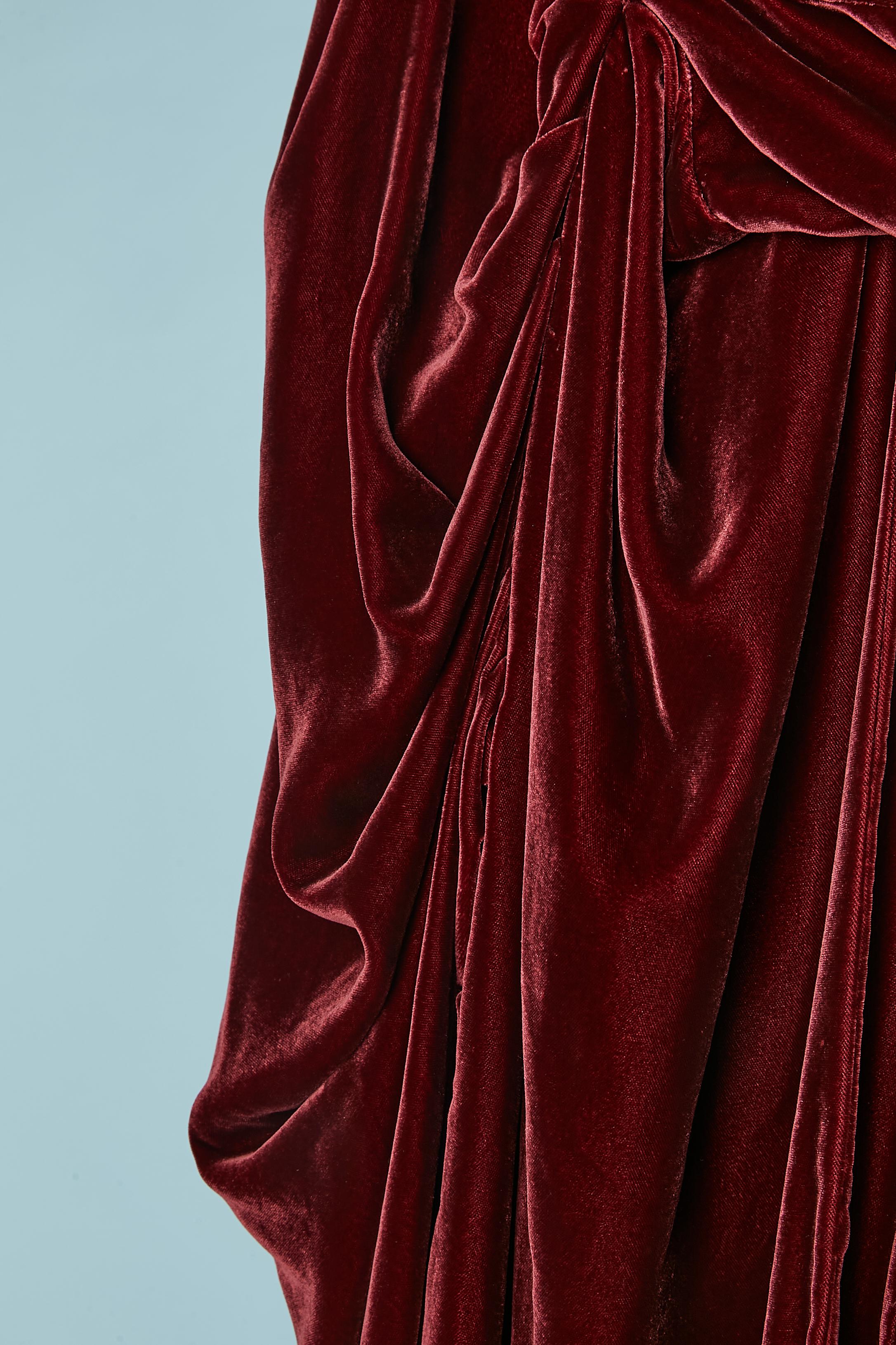 Burgunderfarbener Opéra-Mantel aus Seidensamt mit schwarzem Chiffonfutter und drapierten Ärmeln und Seiten. 
GRÖSSE L