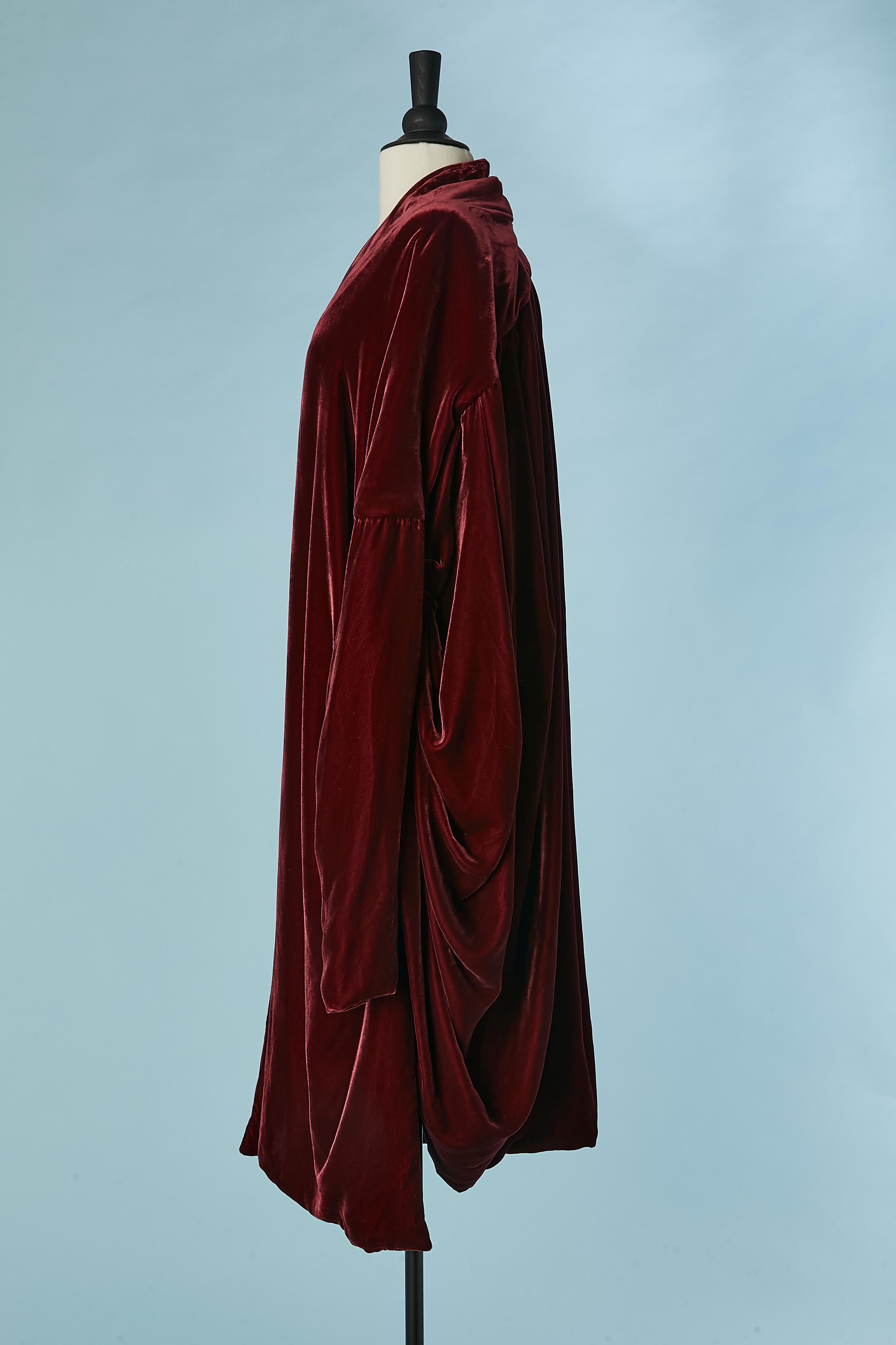 Burgunderfarbener Mantel aus Seidensamt Opéra  im Zustand „Hervorragend“ im Angebot in Saint-Ouen-Sur-Seine, FR