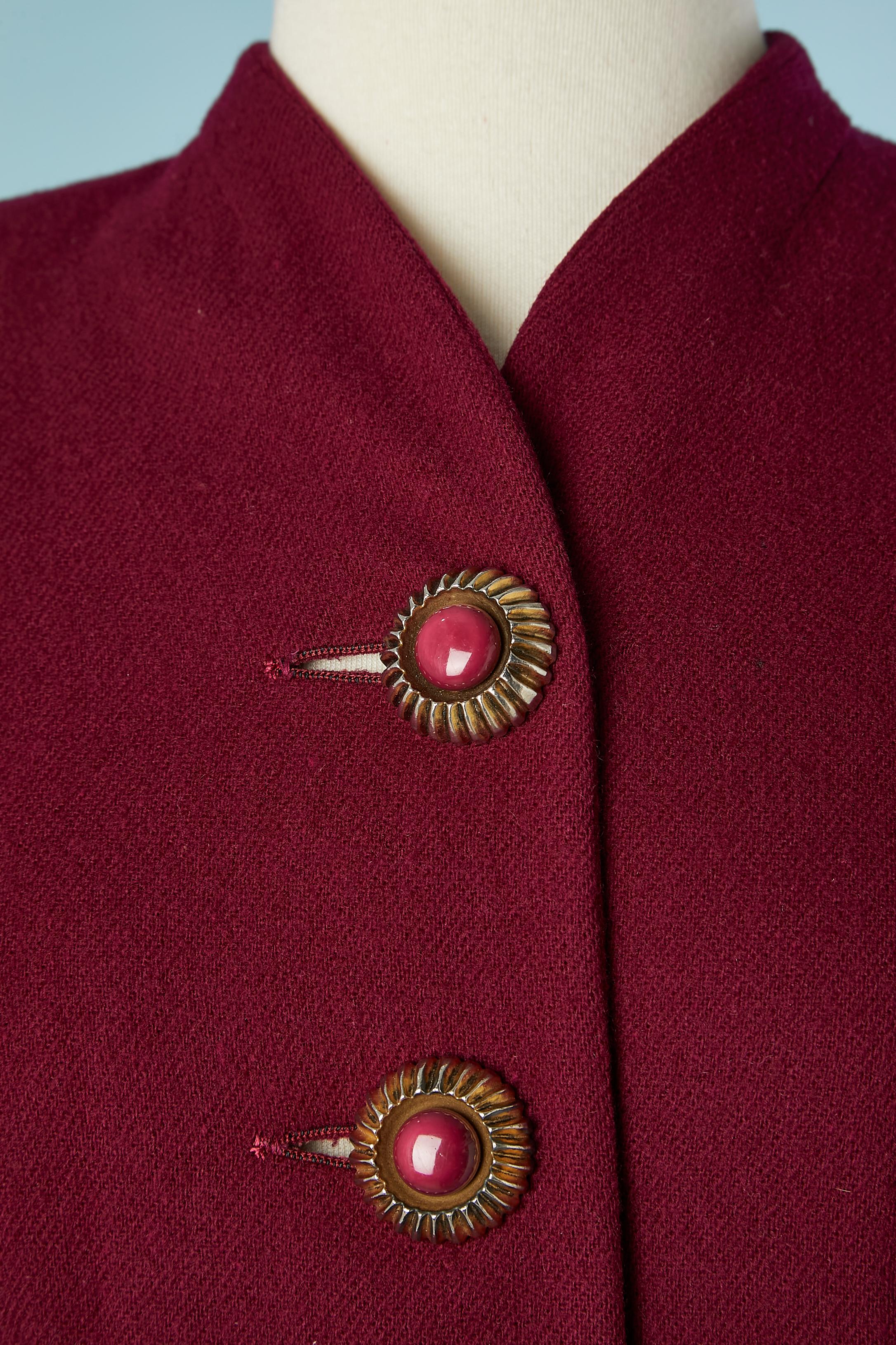 Burgundy skirt-suit in wool with jewellery button. Pale pink rayon lining. Cut work and 