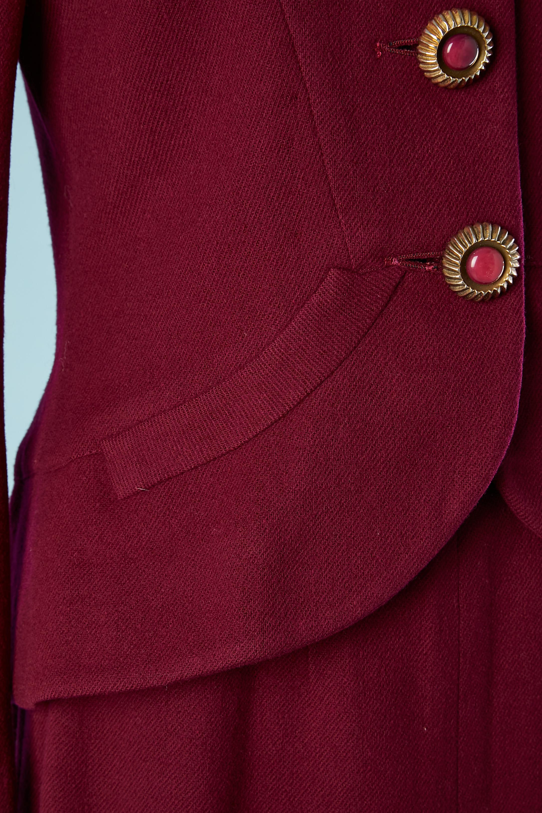 Red Burgundy skirt-suit in wool with jewellery buttons Circa 1940/50 For Sale