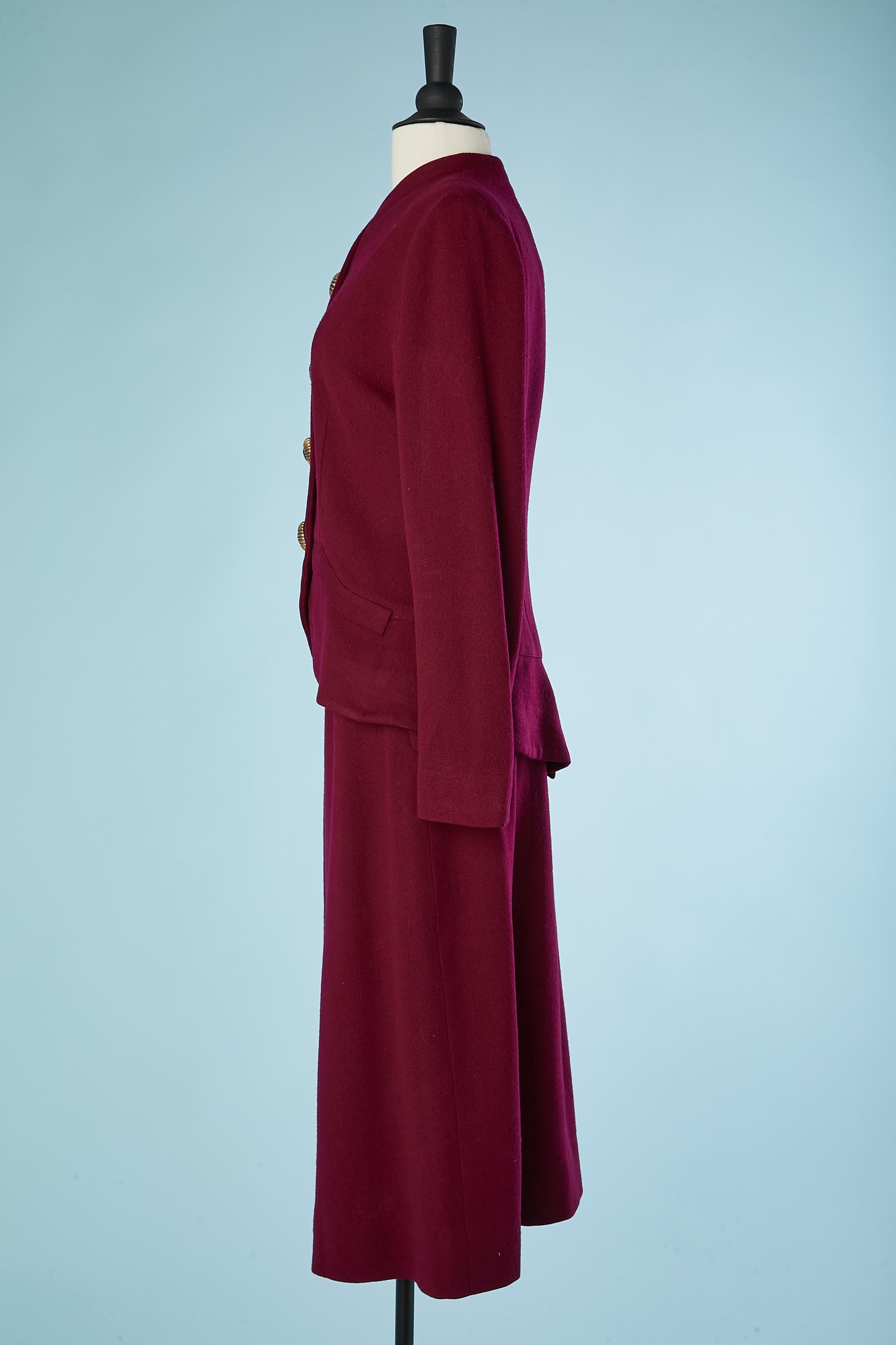 Burgundy skirt-suit in wool with jewellery buttons Circa 1940/50 In Excellent Condition For Sale In Saint-Ouen-Sur-Seine, FR