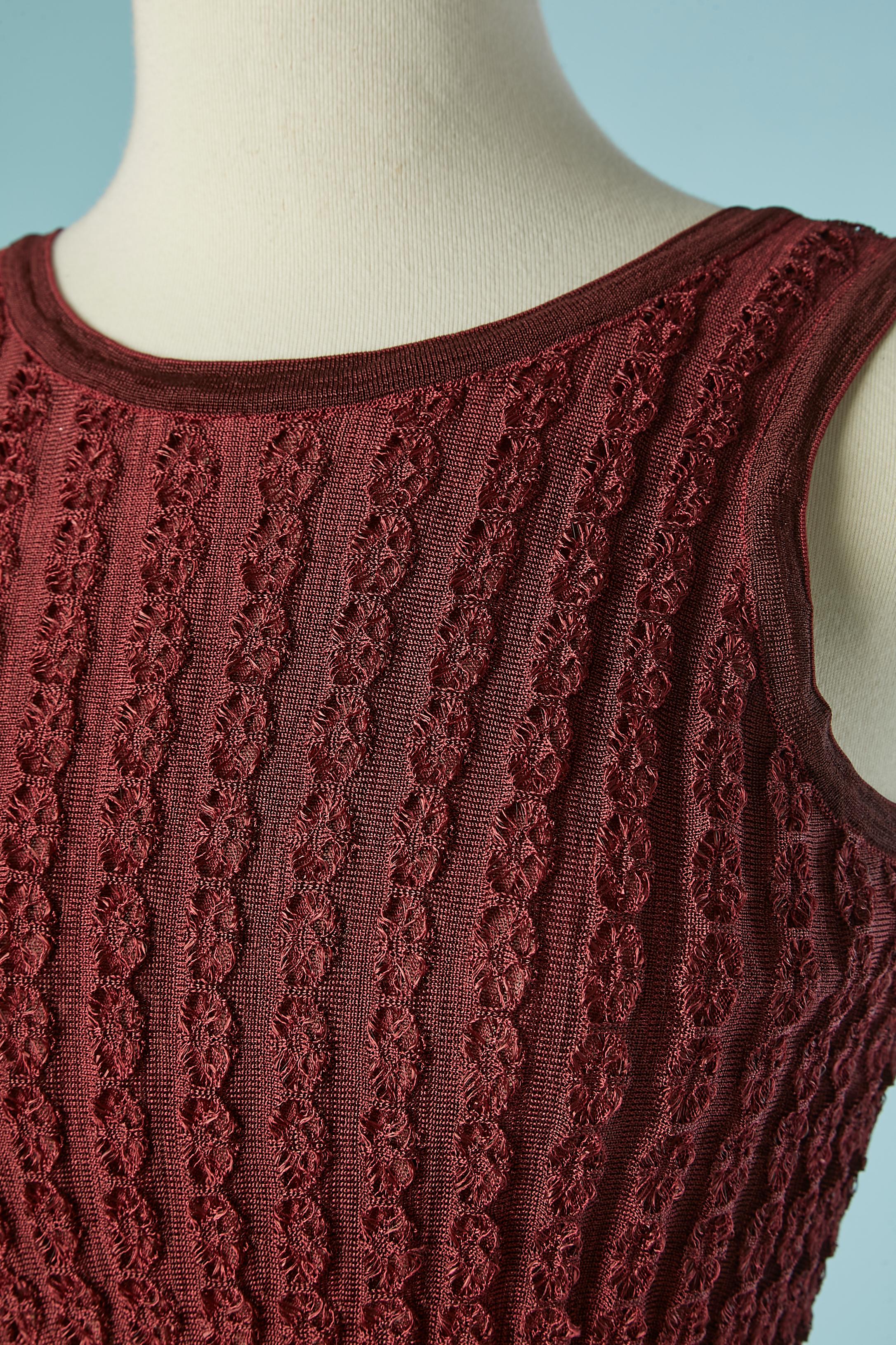 Robe de cocktail sans manches de couleur bourgogne. Composition du tricot : 95% rayonne, 5% nylon 
Fermeture à glissière invisible au milieu du dos. 

TAILLE 40 (It) 36 (Fr) XS 