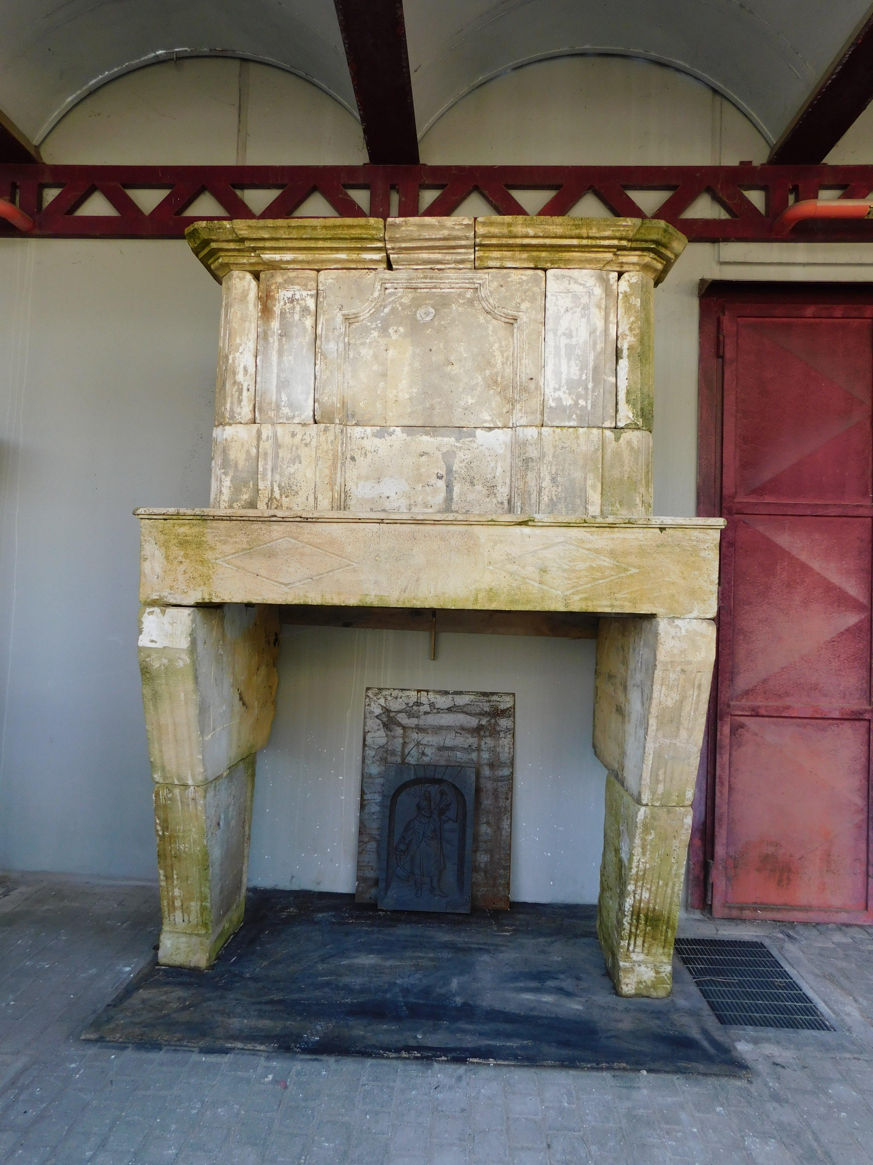 The House of Antiques, manteau de cheminée en pierre de Bourgogne, sculpté avec trumeau au-dessus de la hotte, complet et d'un grand impact visuel, construit pour une maison ou un château en France, original du 18ème siècle.
Complet avec manteau de