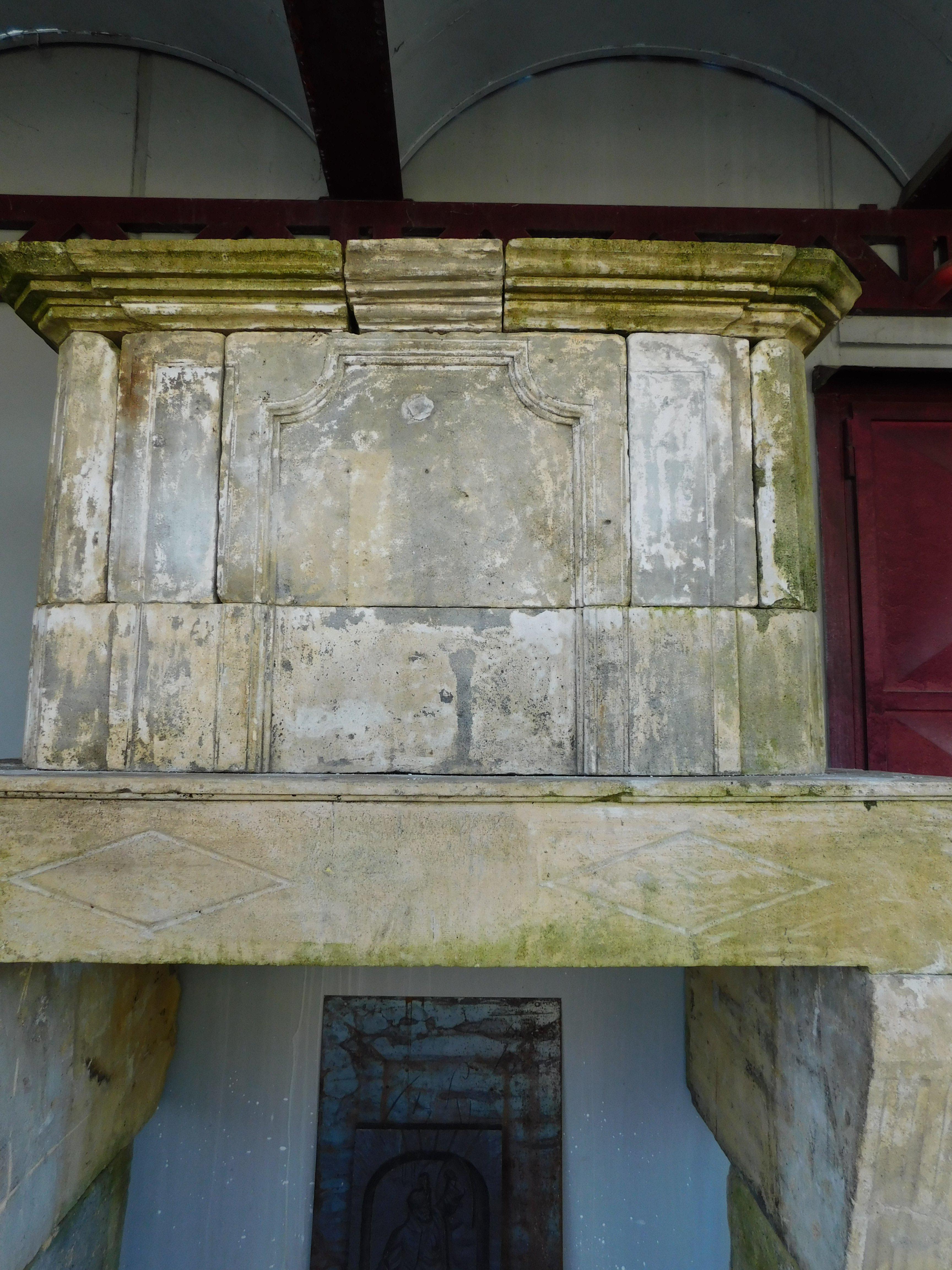 Cheminée bourgogne sculptée avec trumeau au-dessus de l'abat-jour, France Bon état - En vente à Cuneo, Italy (CN)