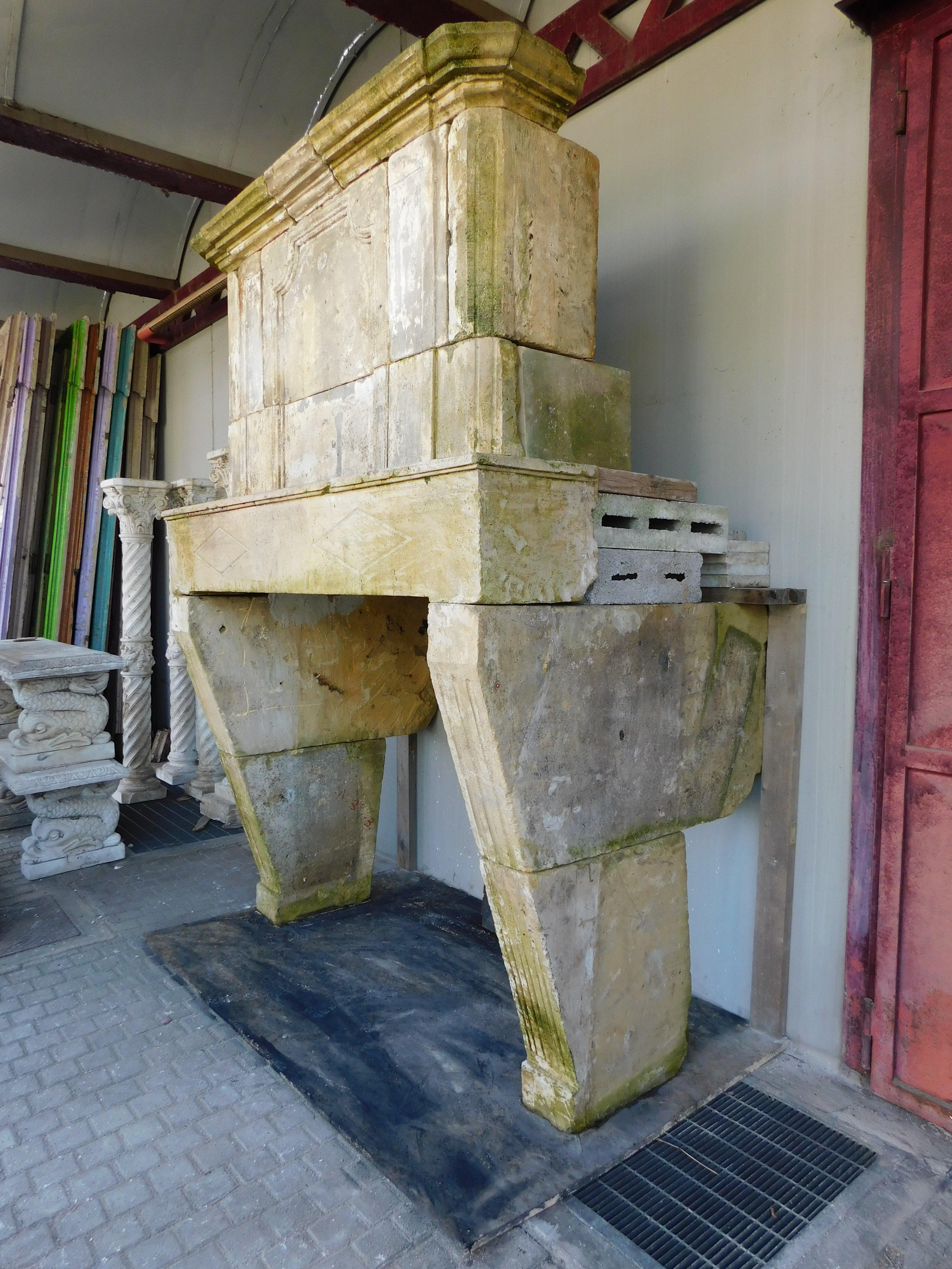 Pierre Cheminée bourgogne sculptée avec trumeau au-dessus de l'abat-jour, France en vente