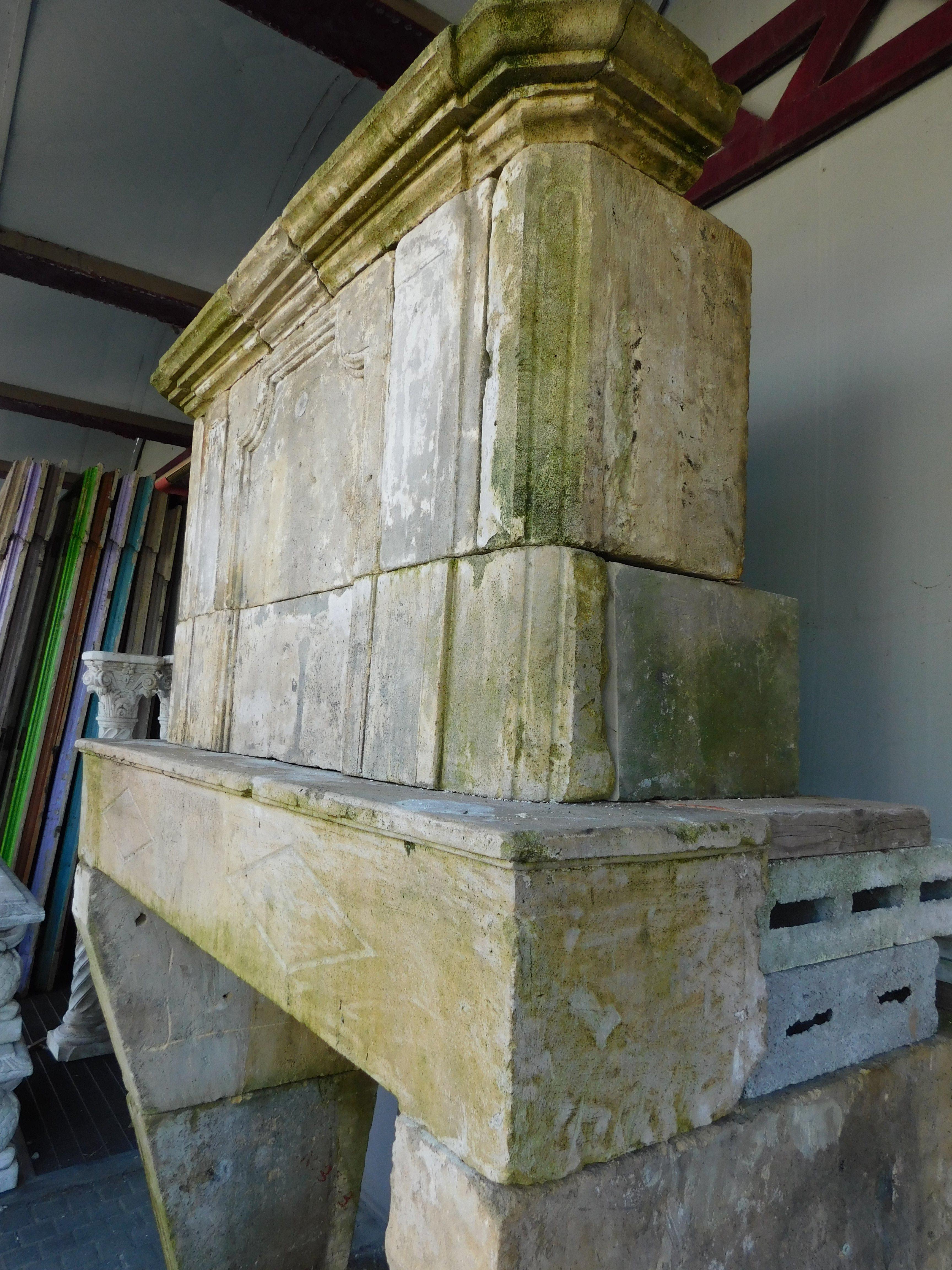 Cheminée bourgogne sculptée avec trumeau au-dessus de l'abat-jour, France en vente 1