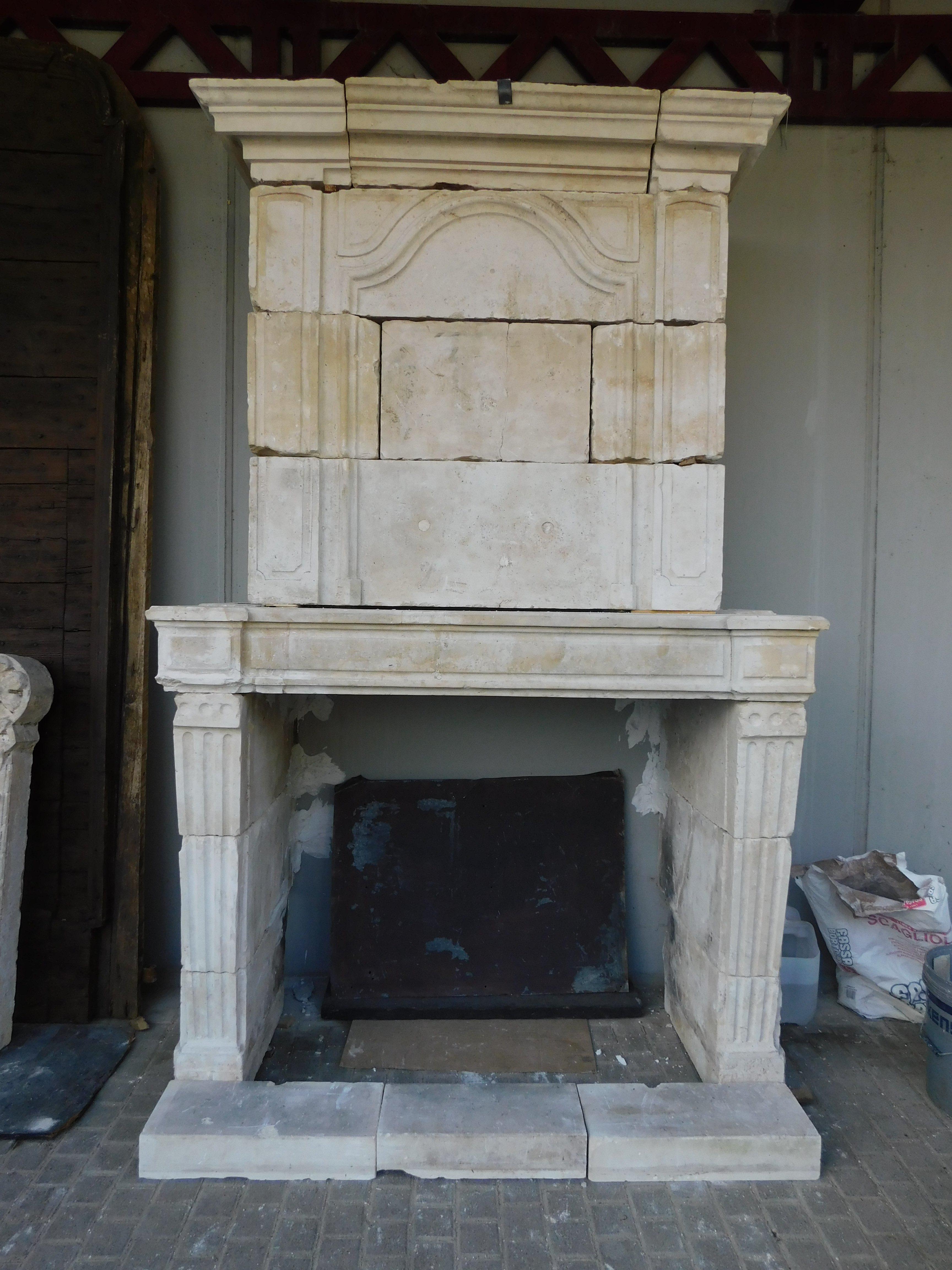 Antiker und imposanter Kamin, antiker Mantel aus burgundischem Stein, handgefertigt aus massiven Blöcken, geschnitzten Säulen und großem Trumeau über dem Kamin, original aus dem 18.
Maximale Abmessungen cm B 151 x H 244 (Kamin H 123 + Trumeau H 121)