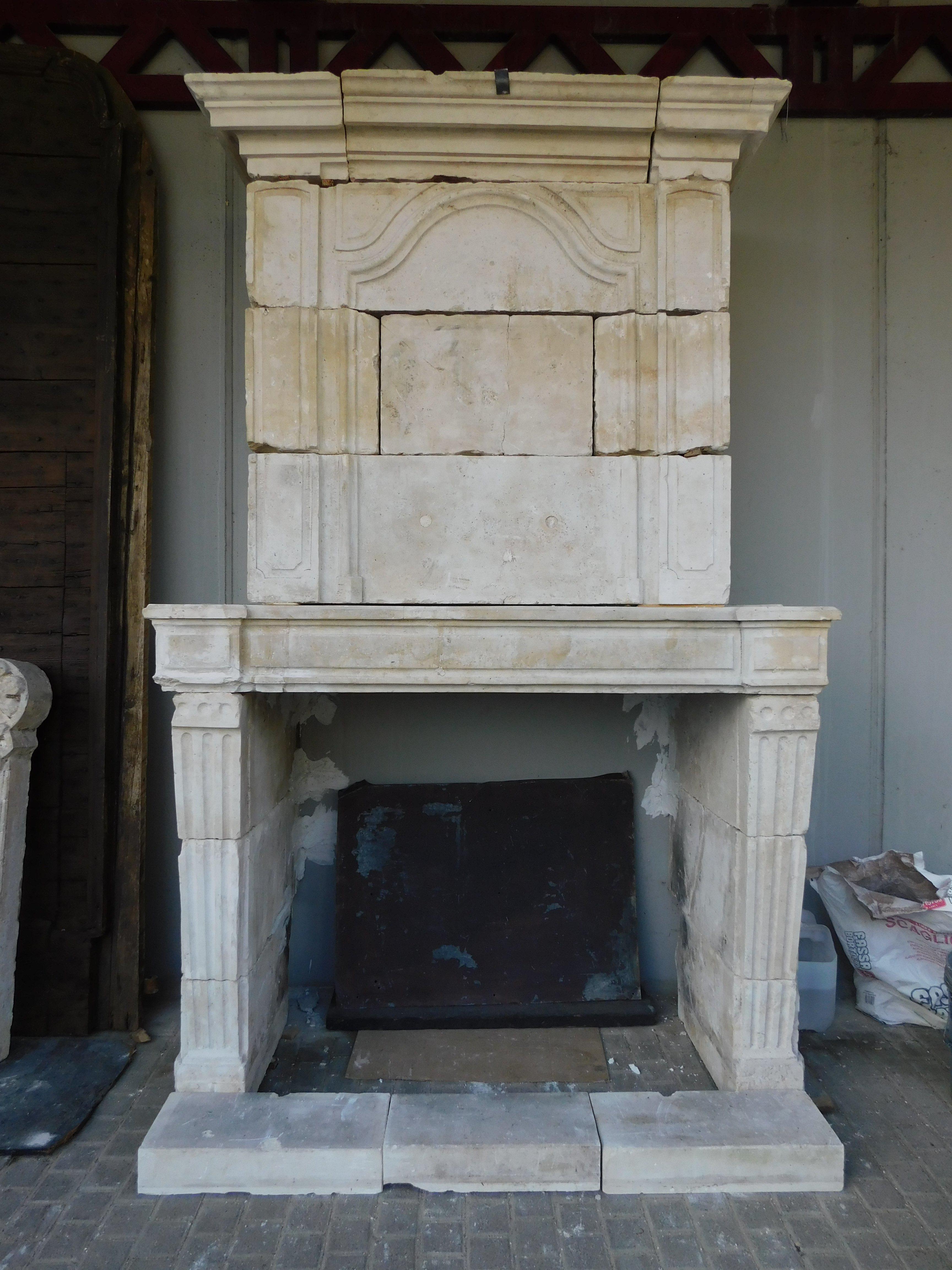 Kamin aus burgunderrotem Steinstein, geschnitzte Säulen undtrumeau, Frankreich (Französisch) im Angebot