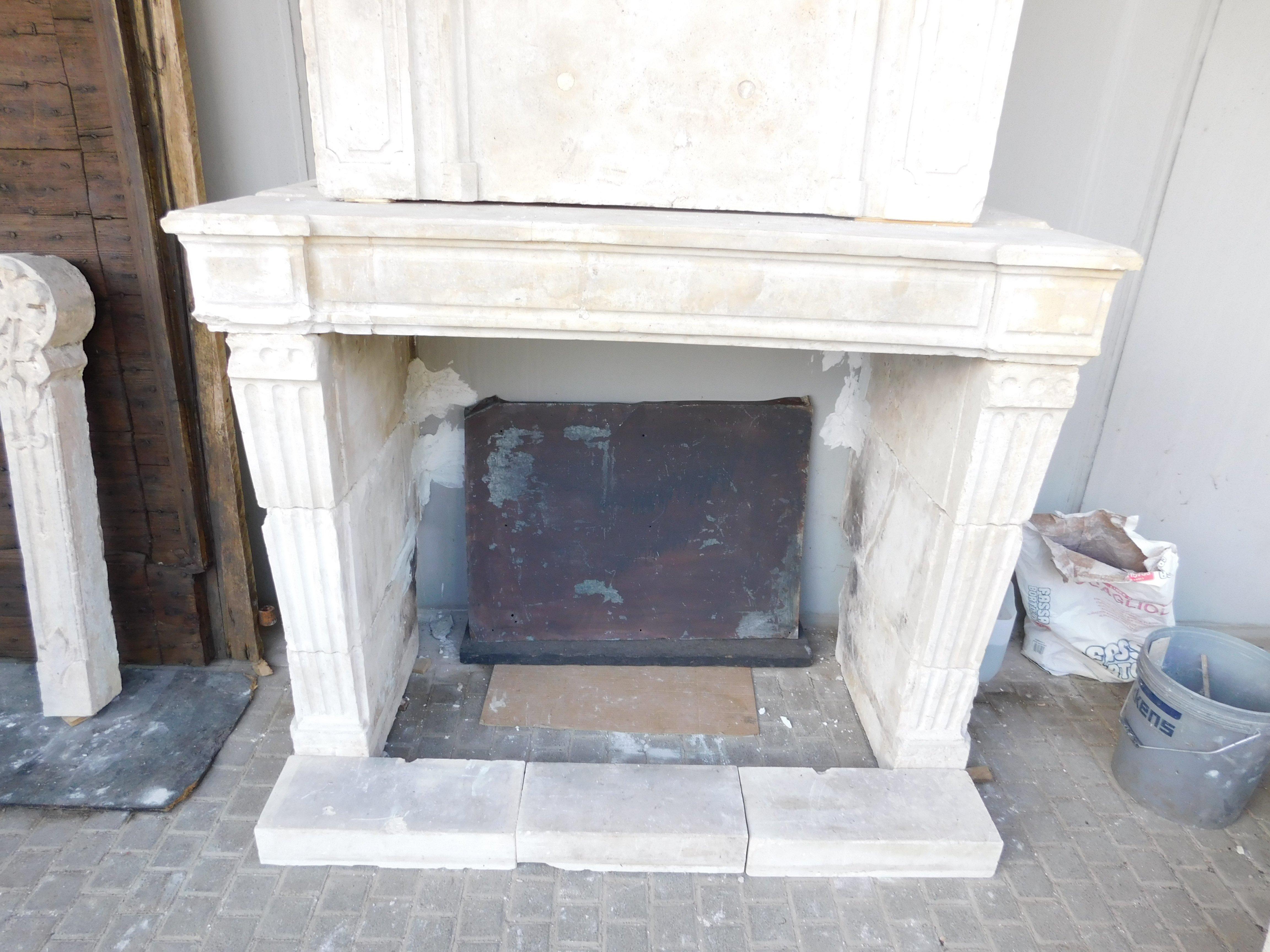 Kamin aus burgunderrotem Steinstein, geschnitzte Säulen undtrumeau, Frankreich im Zustand „Gut“ im Angebot in Cuneo, Italy (CN)
