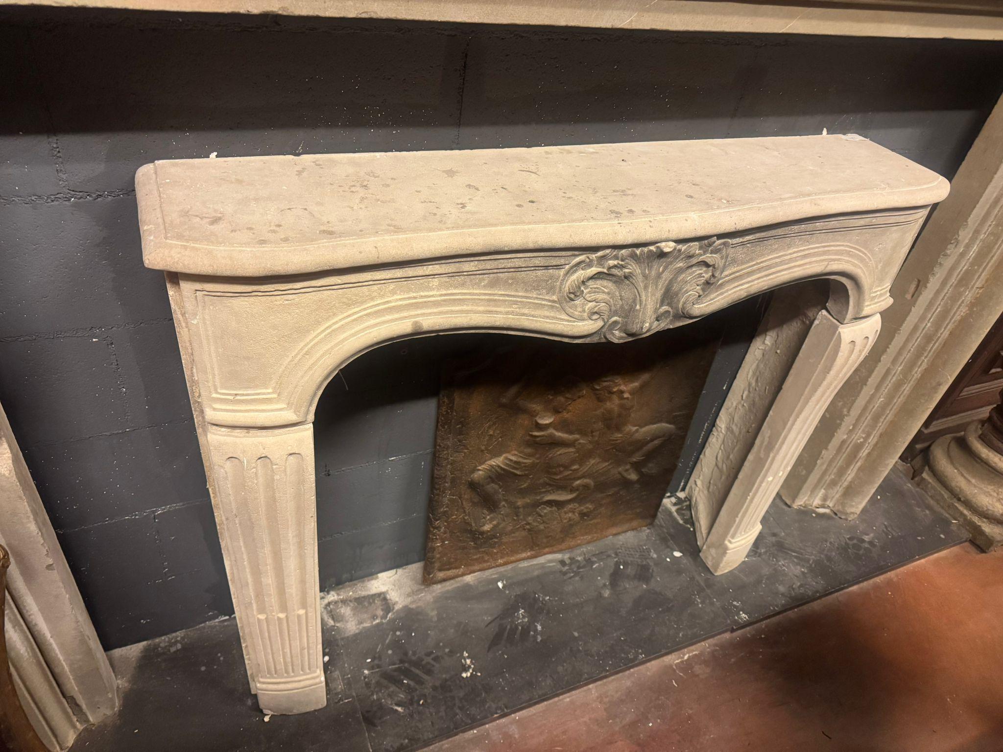 Kamin aus burgunderrotem Stein, mit geschnitzten Muscheln und wellenförmigen Beinen, Frankreich im Angebot 6