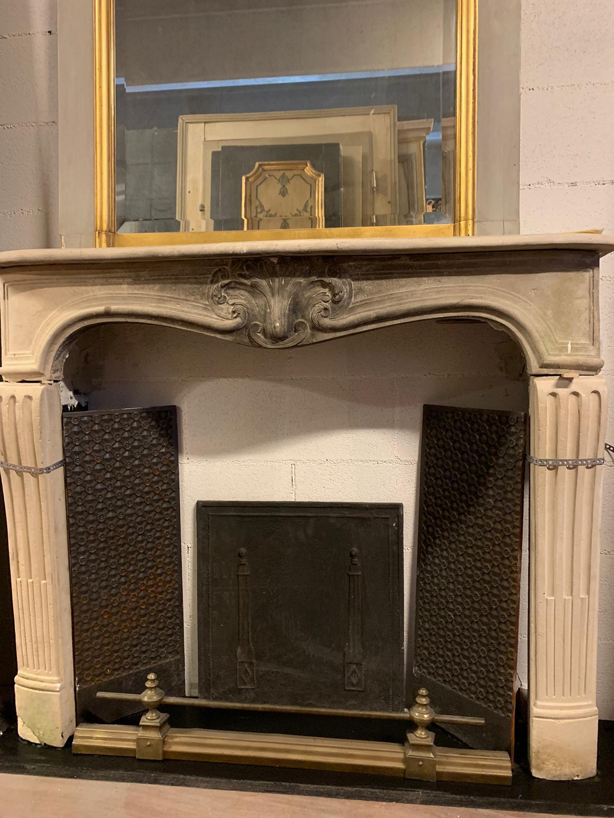 Antiker Kamin aus Burgunderstein mit geschnitzter Muschel und gewellten Beinen: Der Burgunderstein stammt ursprünglich aus dem französischen Departement Côte d'Or. Er zeichnet sich durch seine elegante beige Farbe aus und kann Farbvariationen und