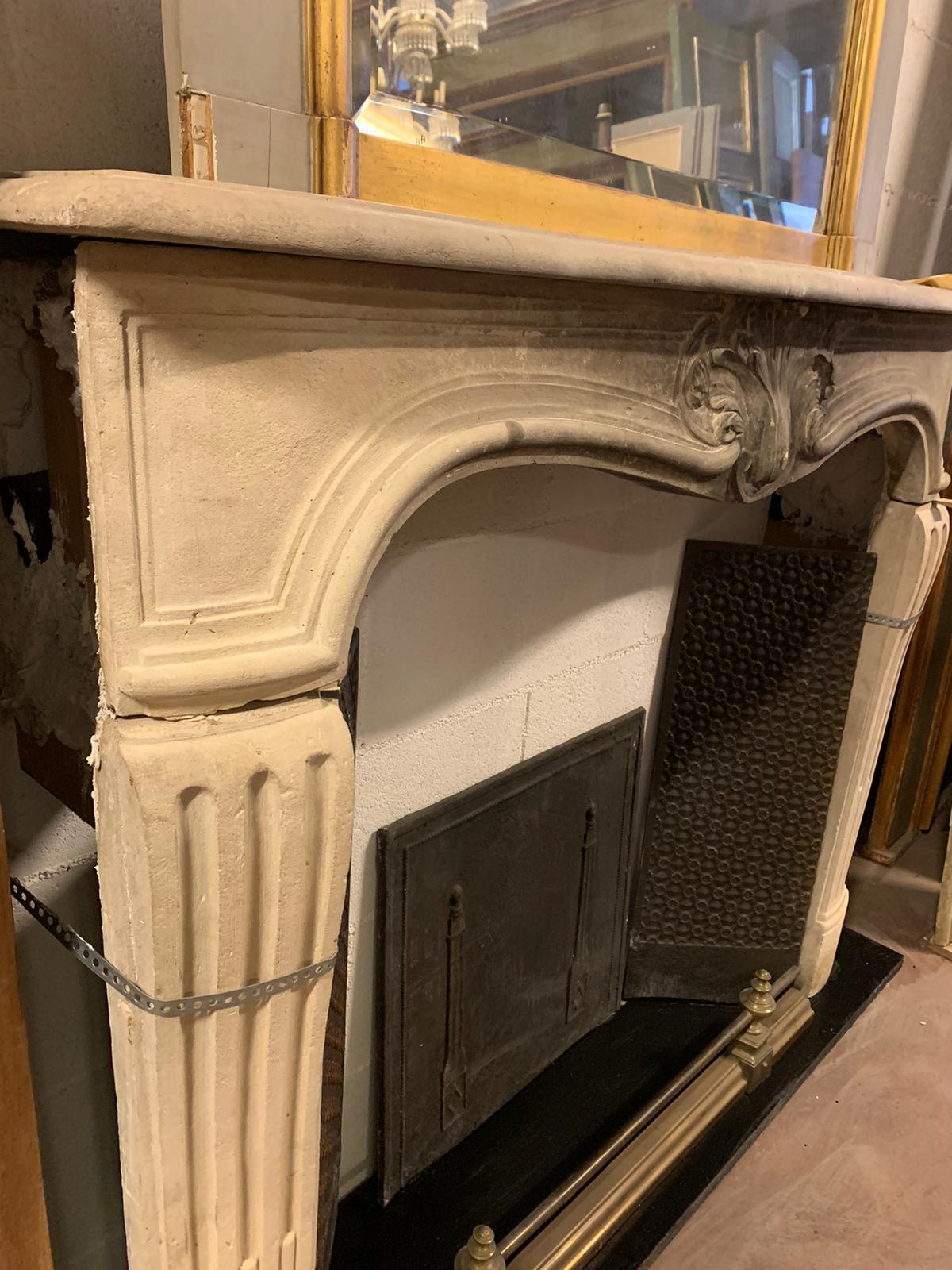 Kamin aus burgunderrotem Stein, mit geschnitzten Muscheln und wellenförmigen Beinen, Frankreich (Französisch) im Angebot
