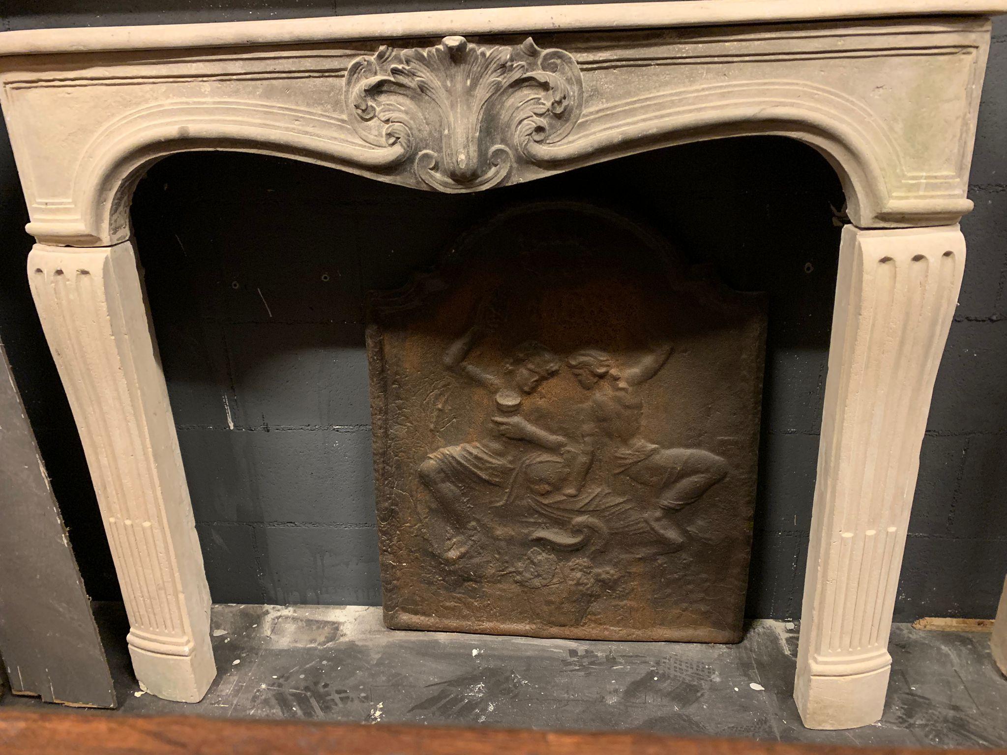Kamin aus burgunderrotem Stein, mit geschnitzten Muscheln und wellenförmigen Beinen, Frankreich (18. Jahrhundert und früher) im Angebot
