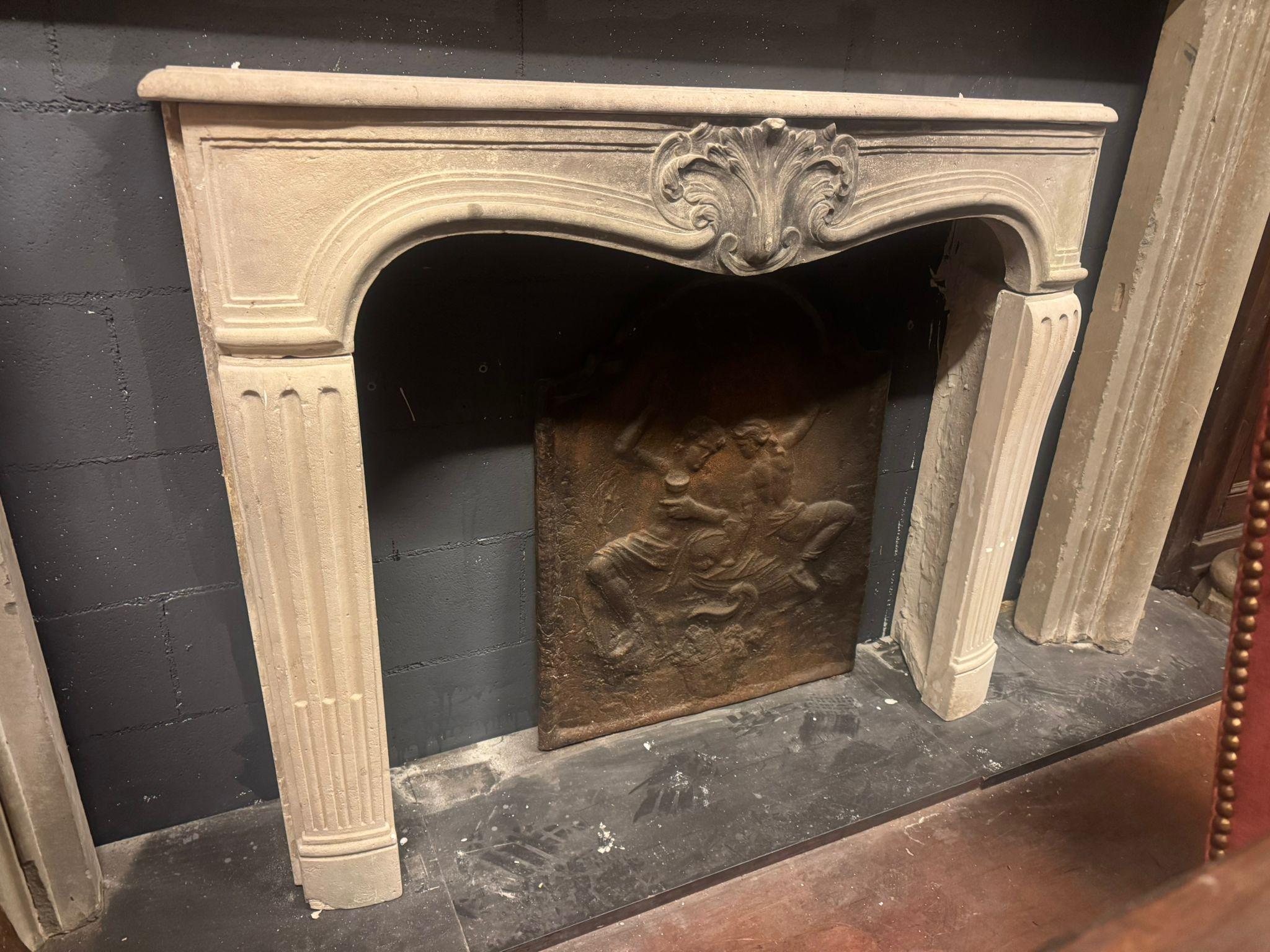 Kamin aus burgunderrotem Stein, mit geschnitzten Muscheln und wellenförmigen Beinen, Frankreich im Angebot 2
