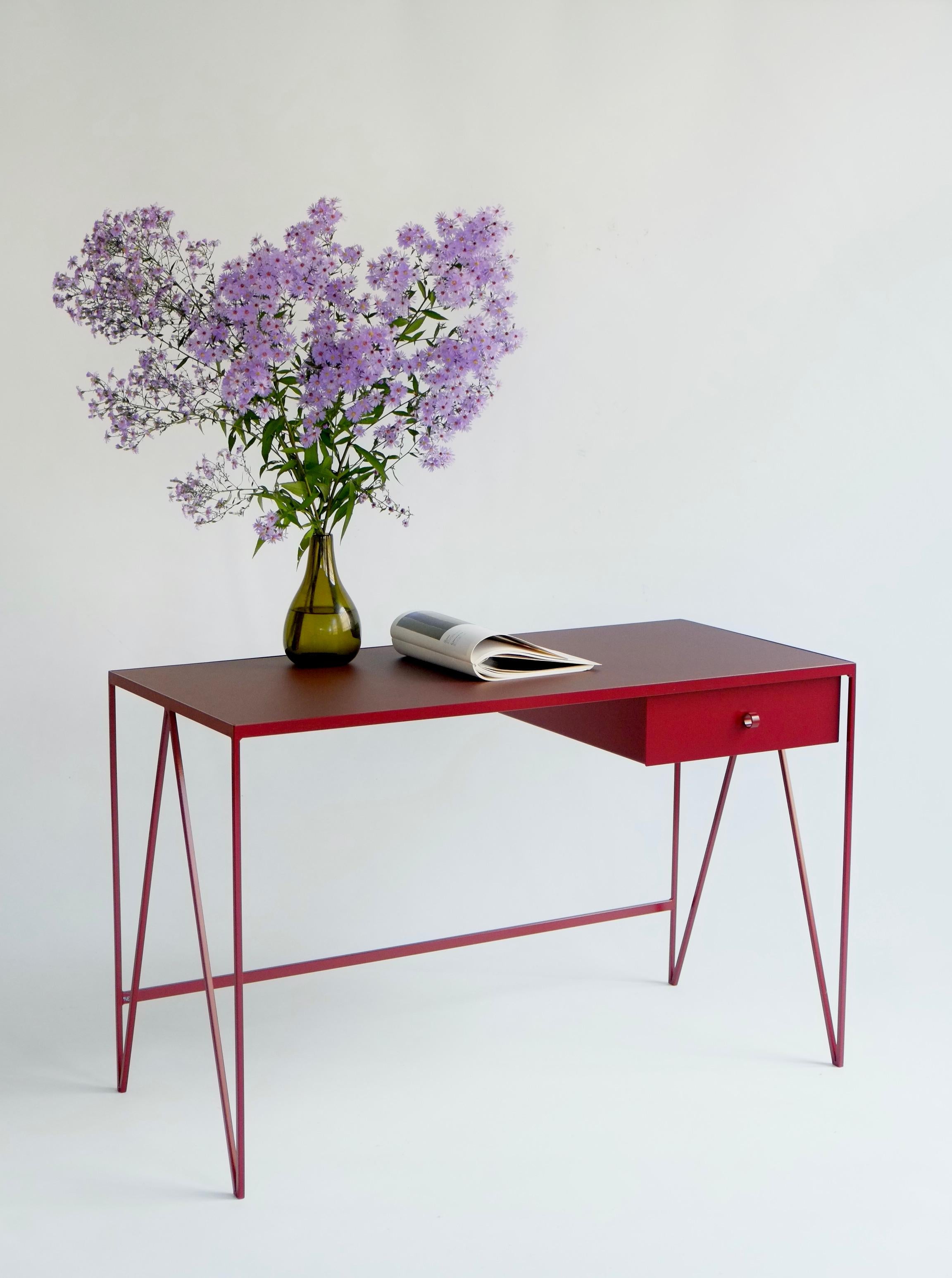 This study desk is made with a beetroot powder-coated steel frame and a burgundy coloured natural linoleum tabletop. The linoleum for our desks is selected for the ecological properties of the linseed of which it is made. It also has a smooth and