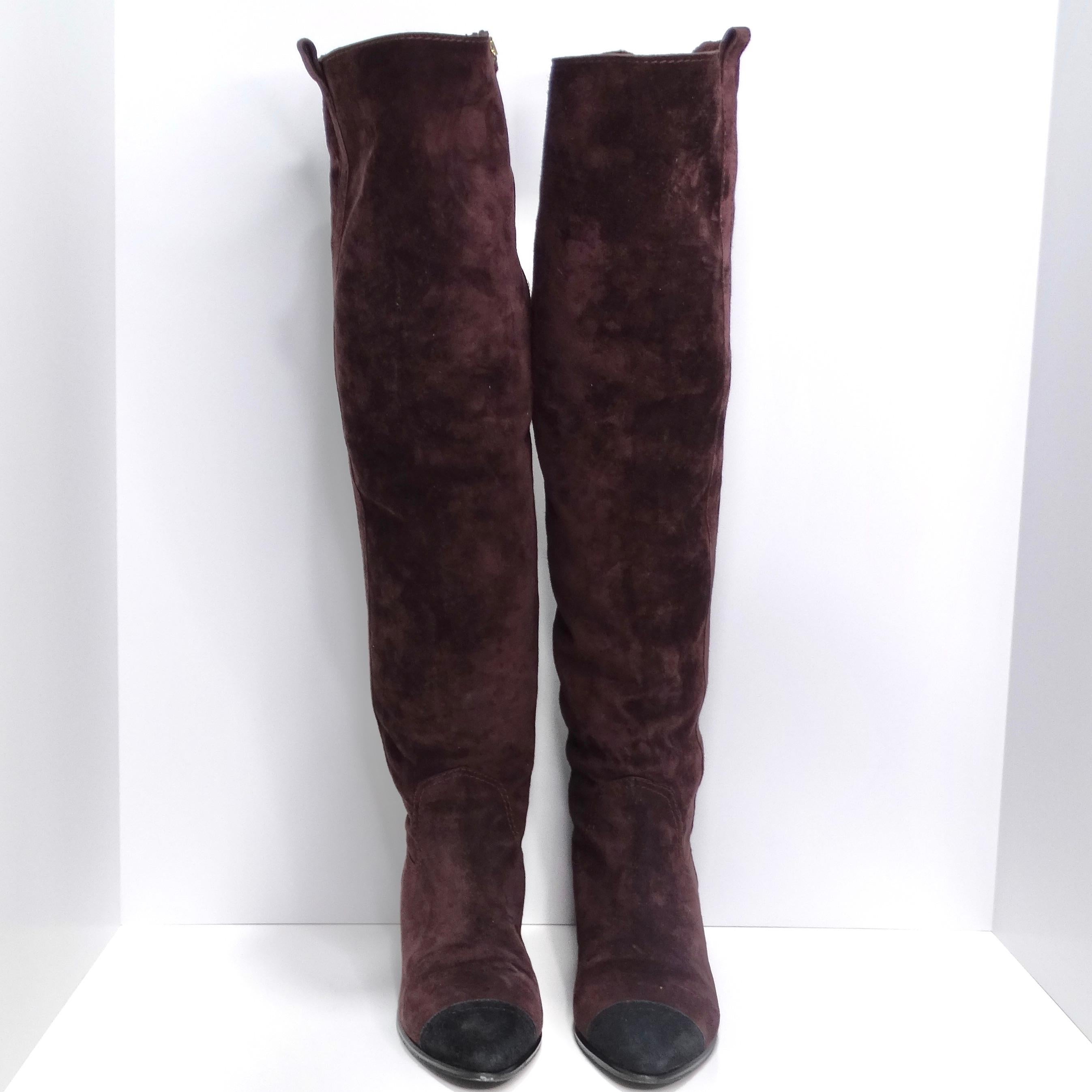 Adéntrate en la sofisticación con las Botas Chanel rusas de ante burdeos con puntera de caña, una pieza lujosa y elegante. Estas botas presentan un suntuoso ante burdeos complementado con punteras de ante negro, creando una armoniosa mezcla de ricos