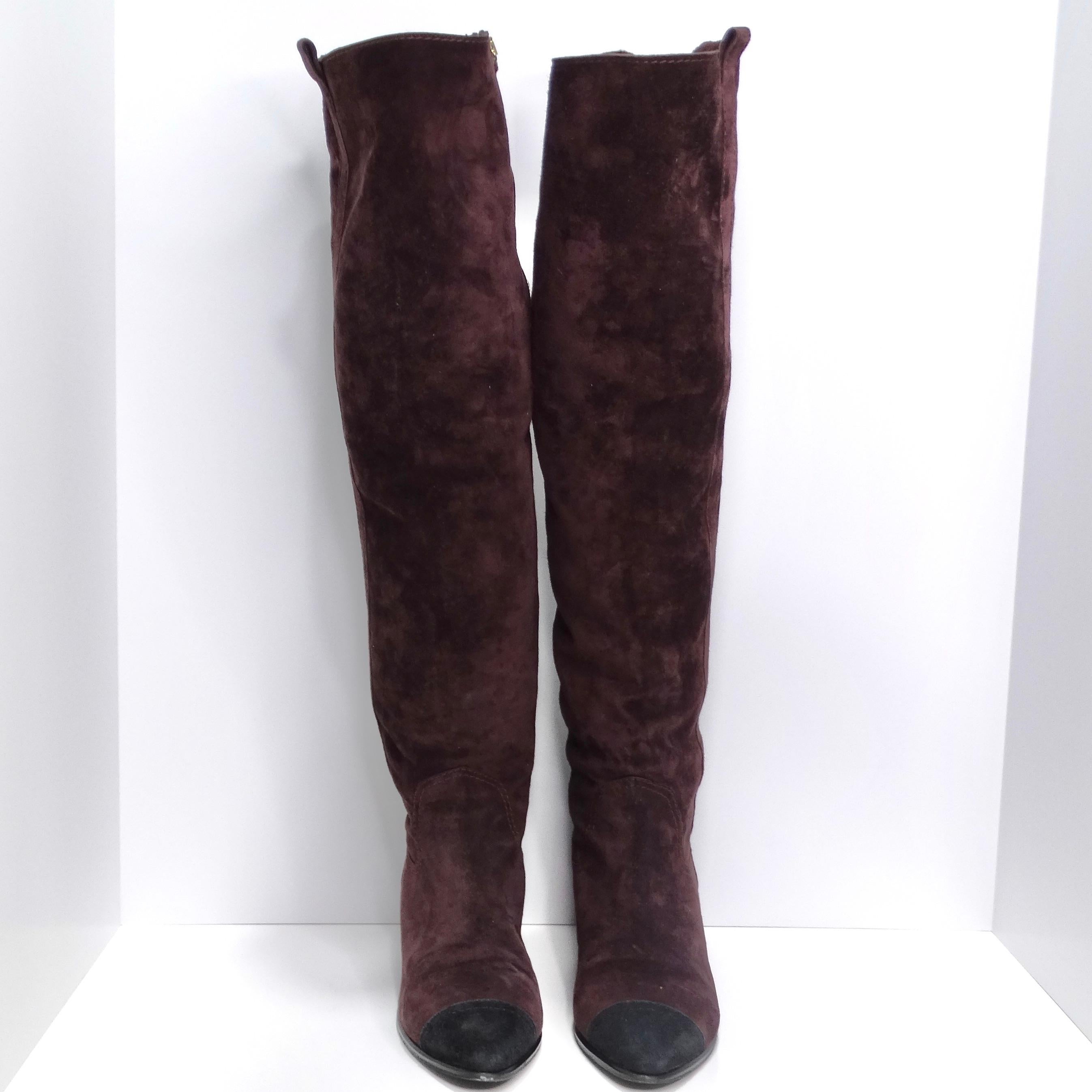 Entrez dans le monde de la sophistication avec les bottes en daim Chanel Russian Burgundy Cap Toe Over-The-Knee - une pièce de luxe et d'élégance. Ces bottes présentent un somptueux daim bordeaux complété par des bouts de pied en daim noir, créant