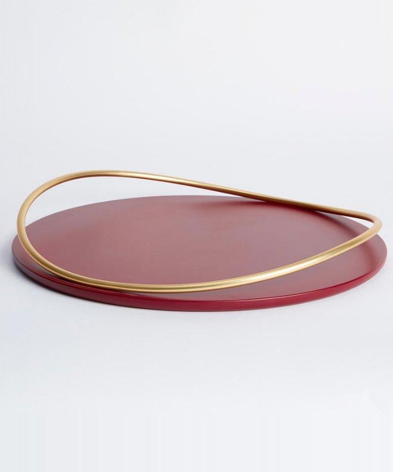 Burgundy touché a tray by Mason Editions
Dimensions: 36 × 36 × 4.4 cm
Materials: Iron and MDF
Colours: Taupe, cotto, burgundy, sage green, petrol green

A light metal rod that rests on the surface and then lifts up, almost touching the surface