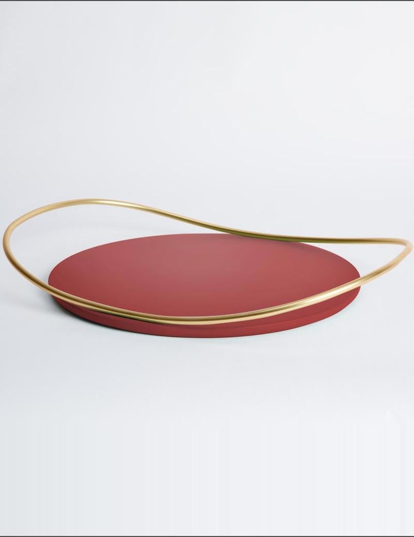 Burgundy touché B tray by Mason editions.
Dimensions: 36 × 47 × 6.7 cm.
Materials: iron and MDF.
Colours: taupe, cotto, burgundy, sage green, petrol green.

A light metal rod that rests on the surface and then lifts up, almost touching the