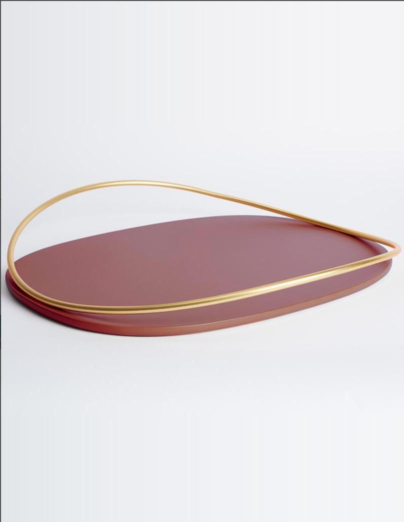 Burgundy Touché D tray by Martina Bartoli
Dimensions: 36 × 48 × 6.4 cm
Materials: Iron and MDF
Colours: taupe, cotto, burgundy, sage green, petrol green

A light metal rod that rests on the surface and then lifts up, almost touching the surface