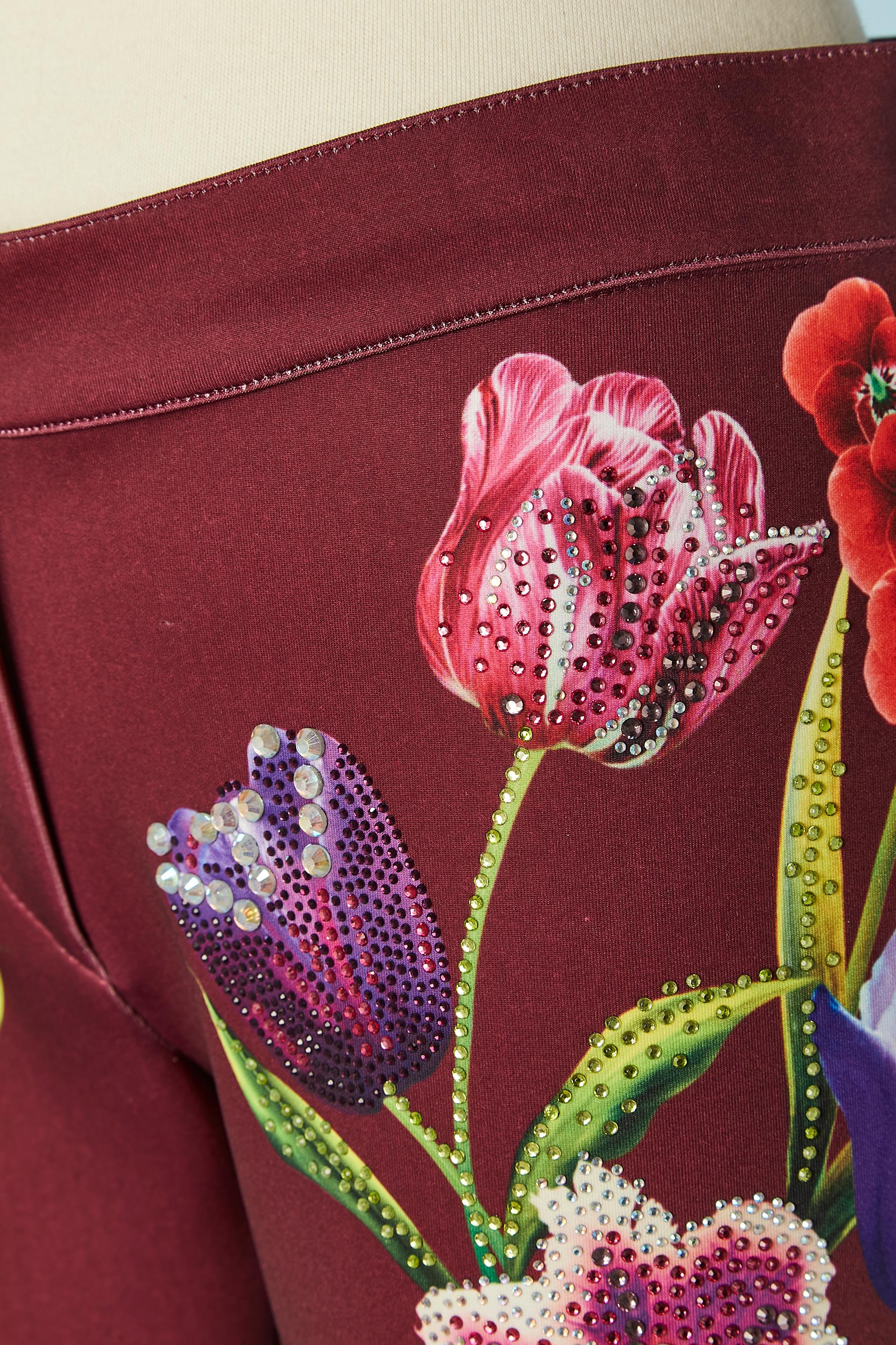 Pantalon bourgogne avec imprimé floral et strass Gai Mattiolo Love to Love  Excellent état - En vente à Saint-Ouen-Sur-Seine, FR