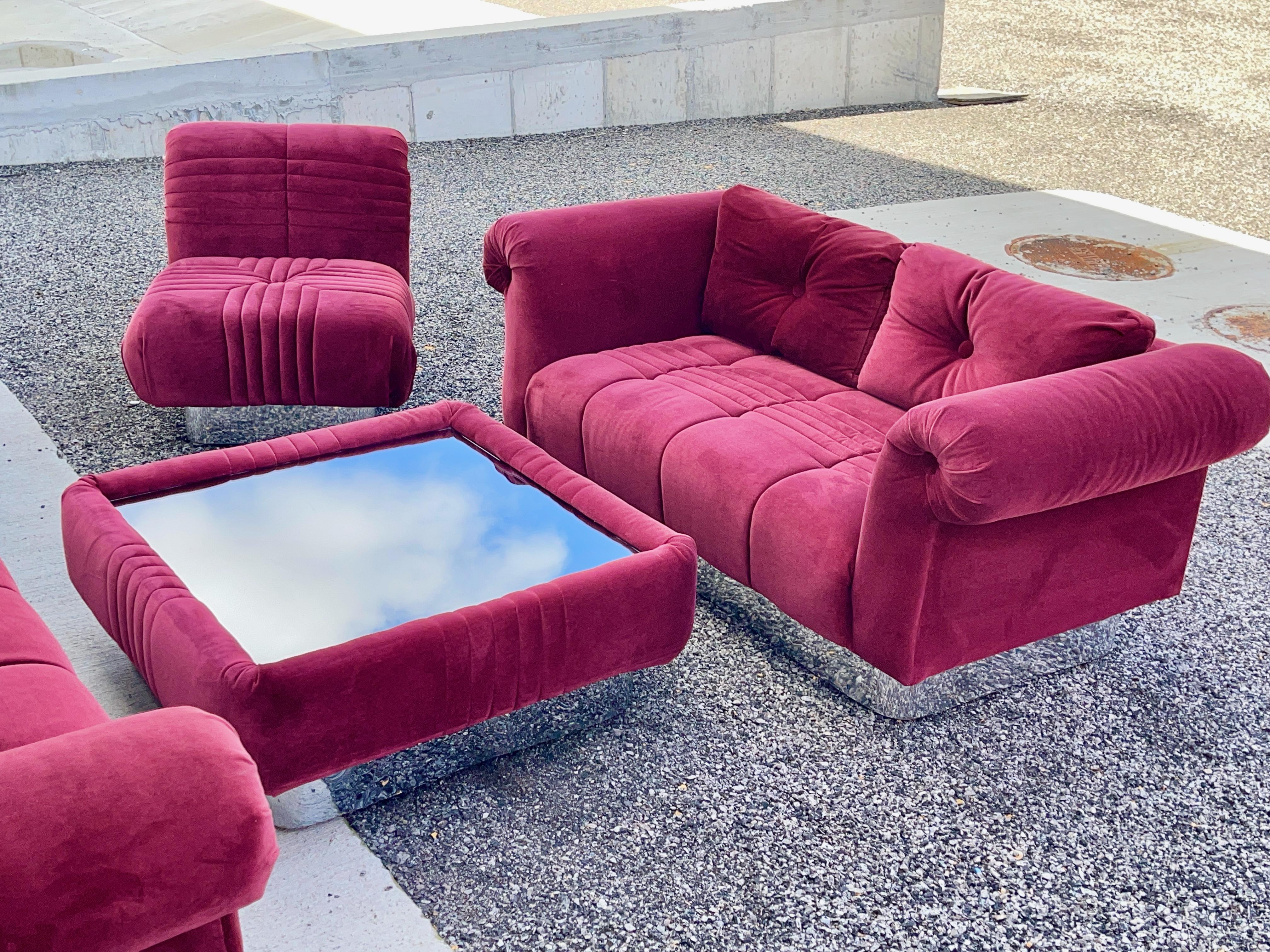 Groupe de sièges et de tables en velours bourgogne et chrome en vente 4