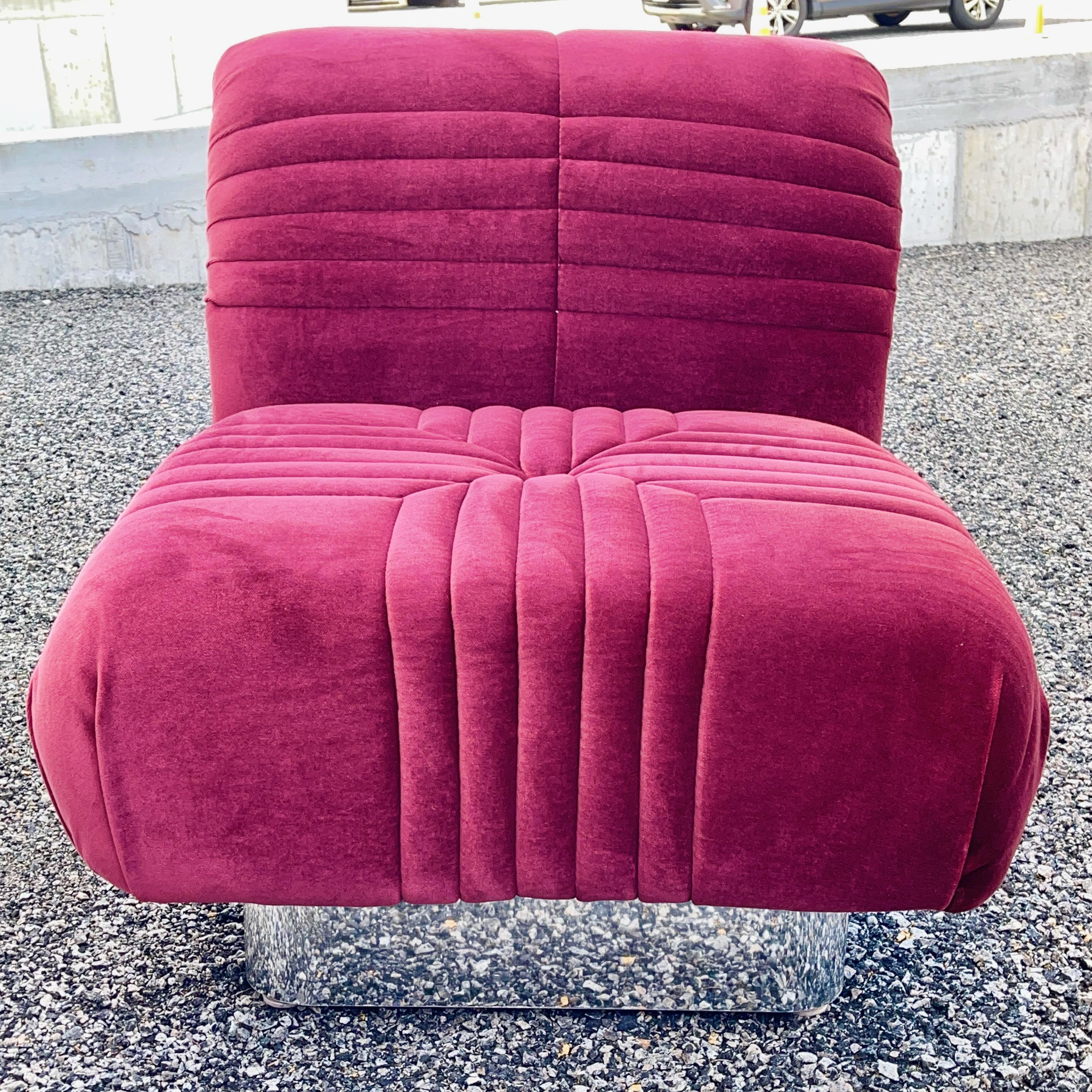 Groupe de sièges et de tables en velours bourgogne et chrome en vente 5