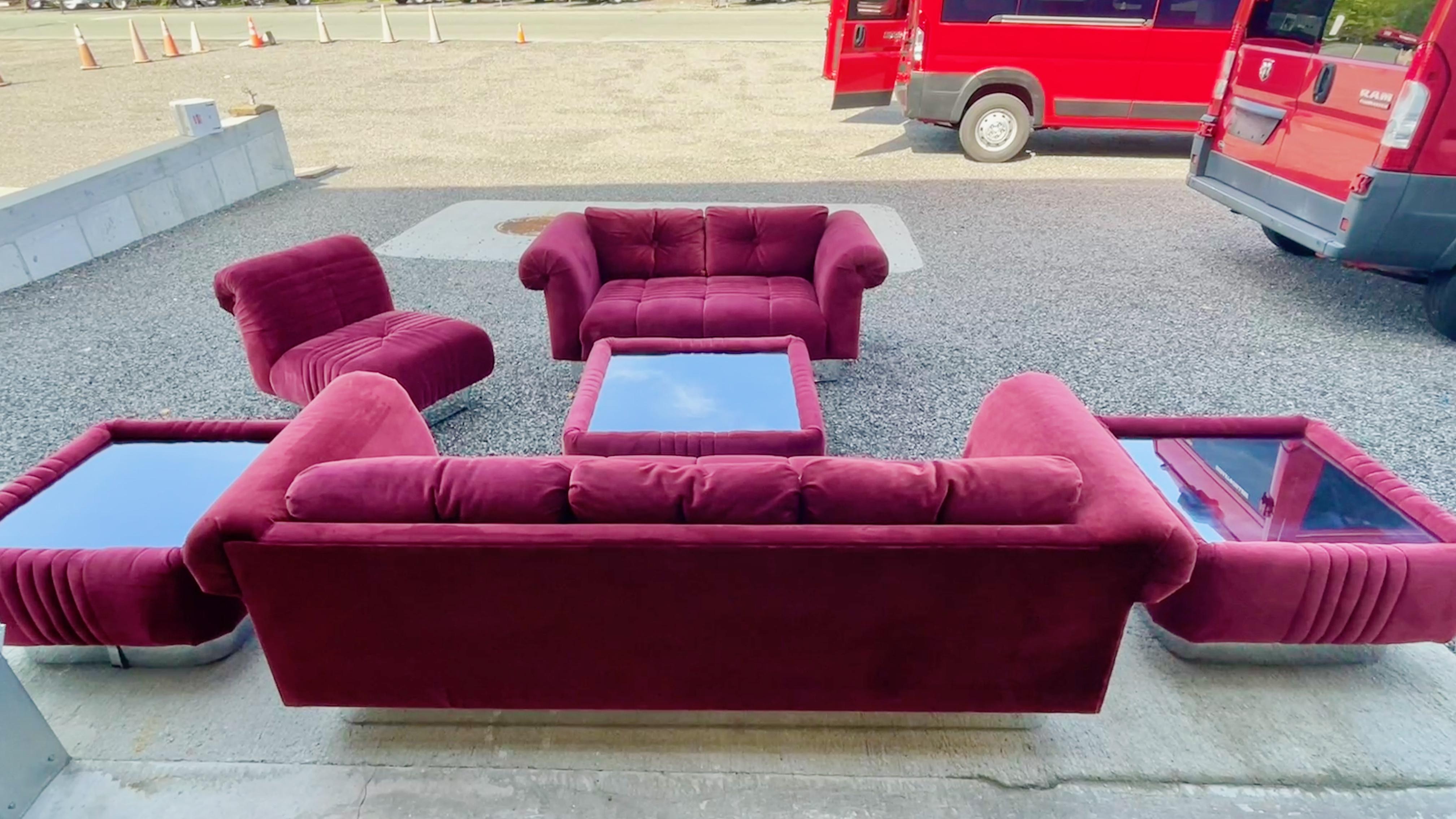 Groupe de sièges et de tables en velours bourgogne et chrome en vente 8