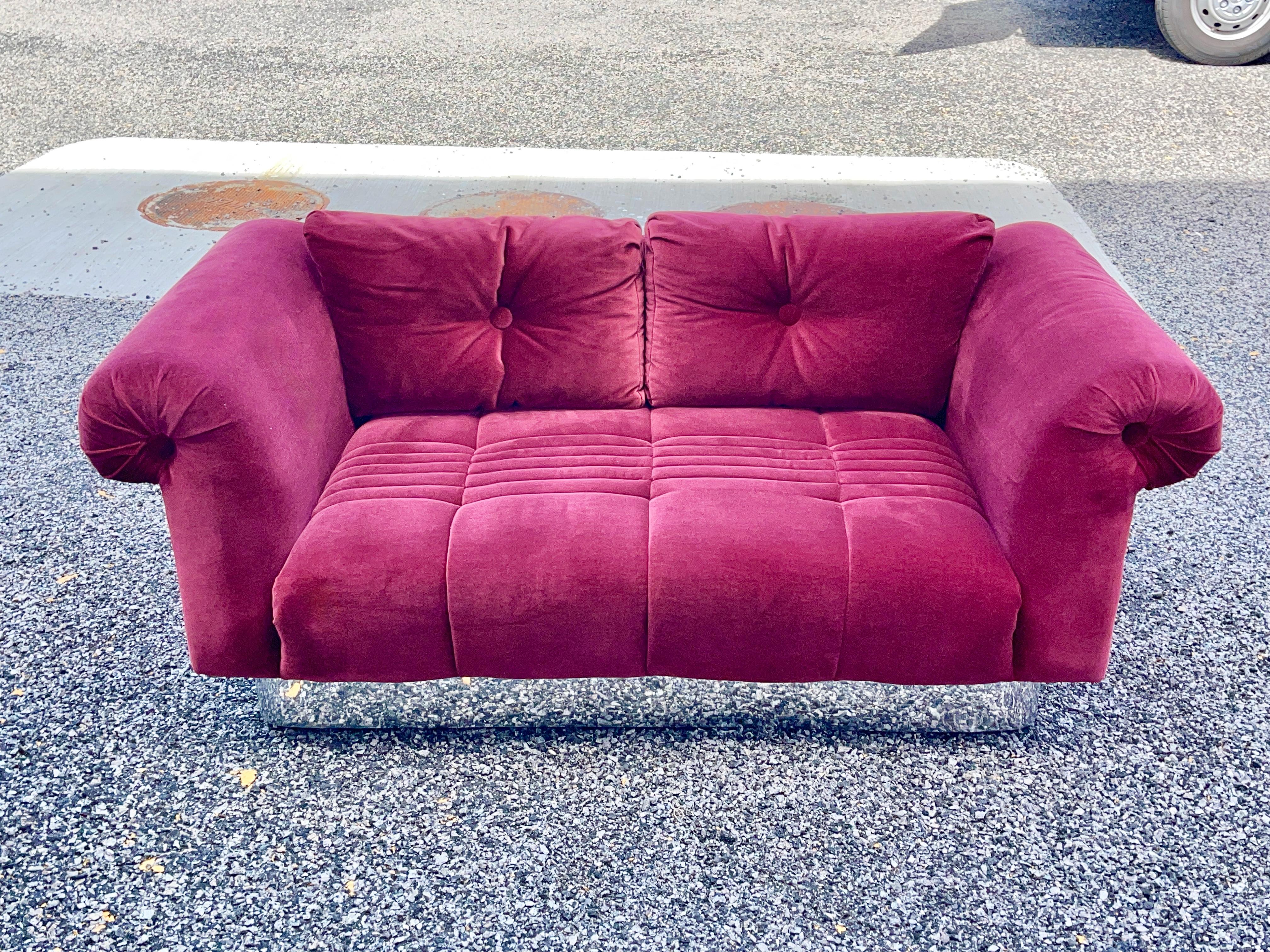 Groupe de sièges et de tables en velours bourgogne et chrome en vente 9