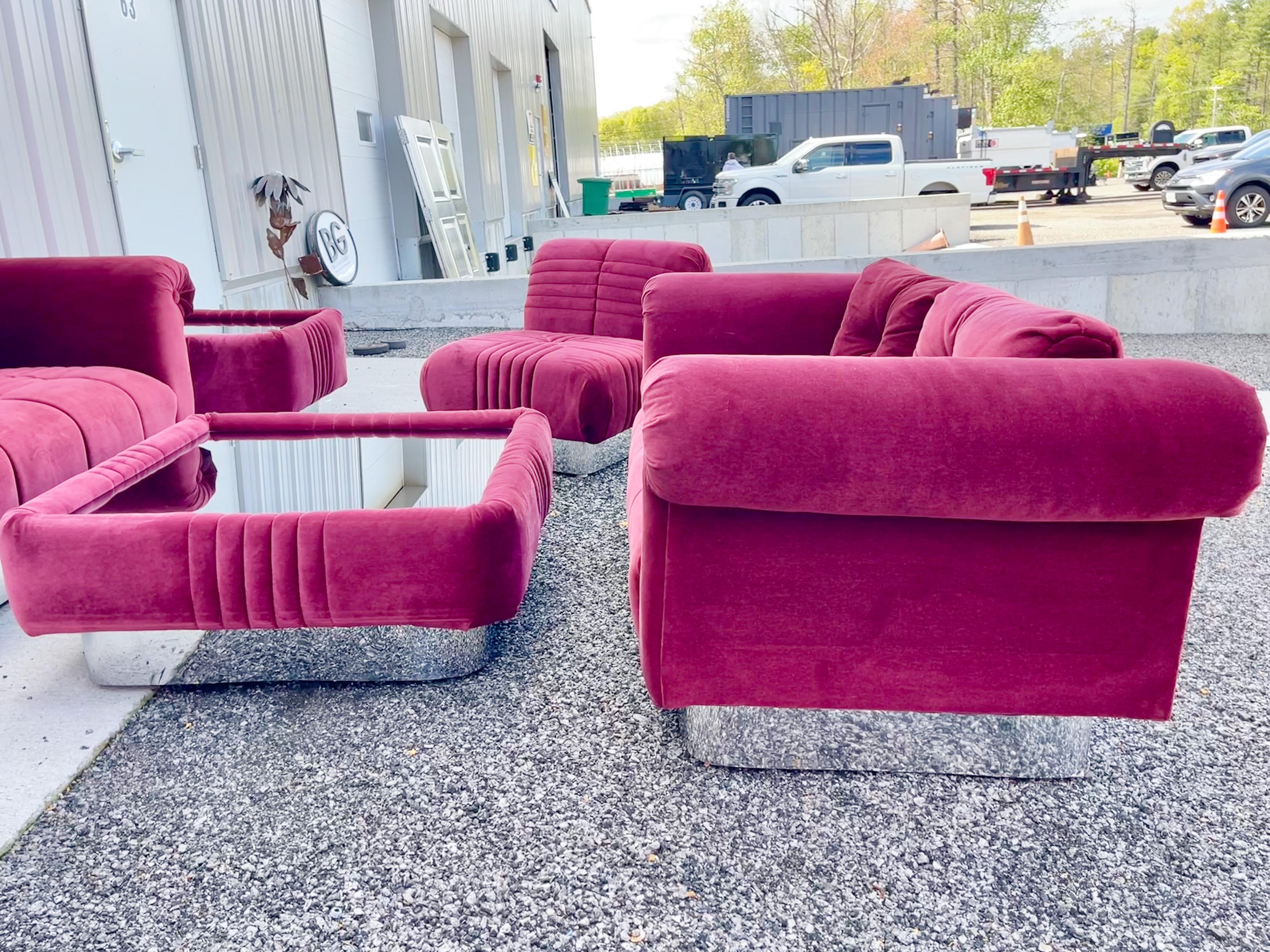 Groupe de sièges et de tables en velours bourgogne et chrome en vente 10