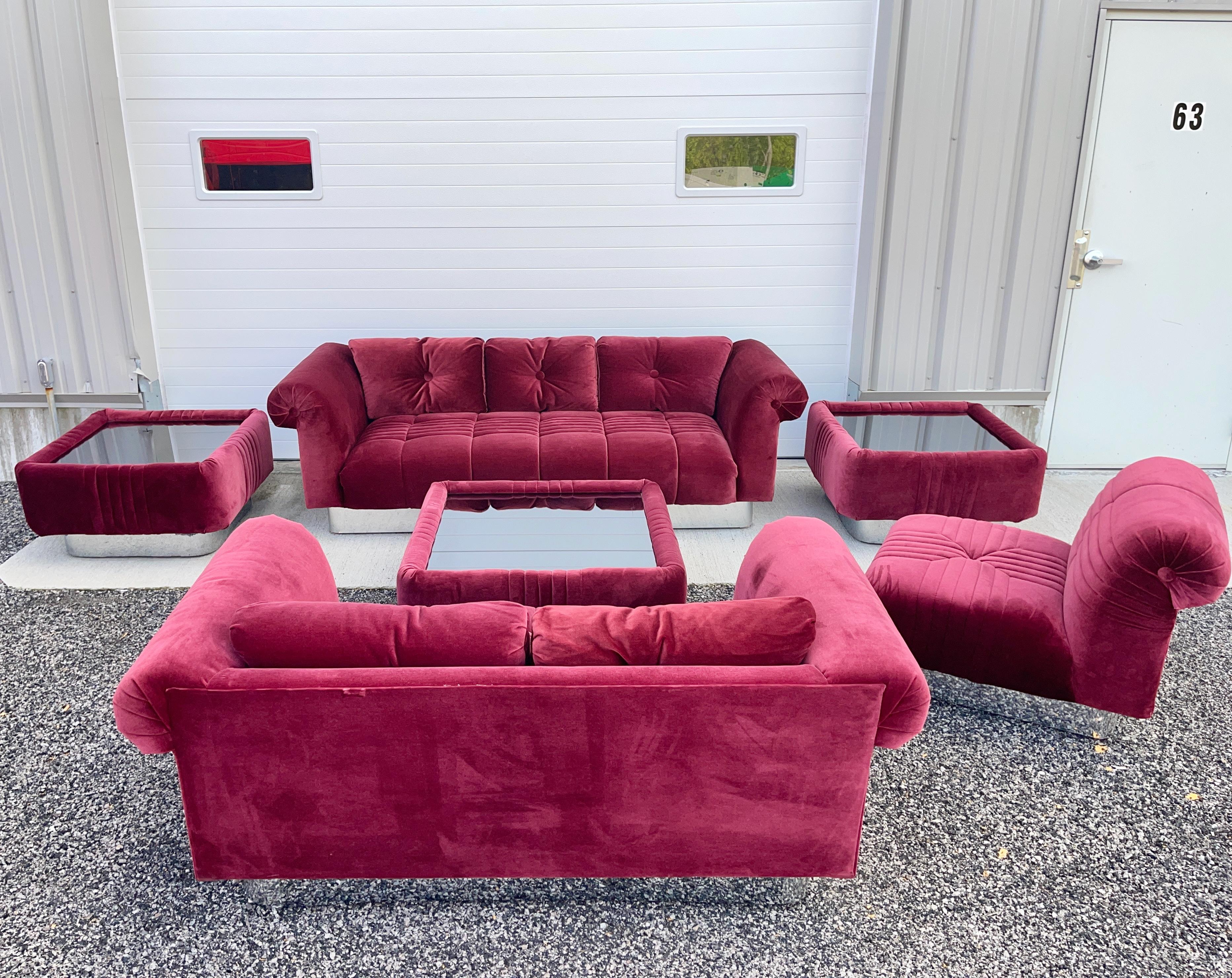 Ensemble de six sièges de salon et table dans le style de Milo Baughman et Harvey Probber, tapissé de luxueux velours bordeaux tufté sur des socles encastrés revêtus de chrome.
Tables surmontées d'un miroir fumé. 
Canapé et causeuse avec accoudoirs