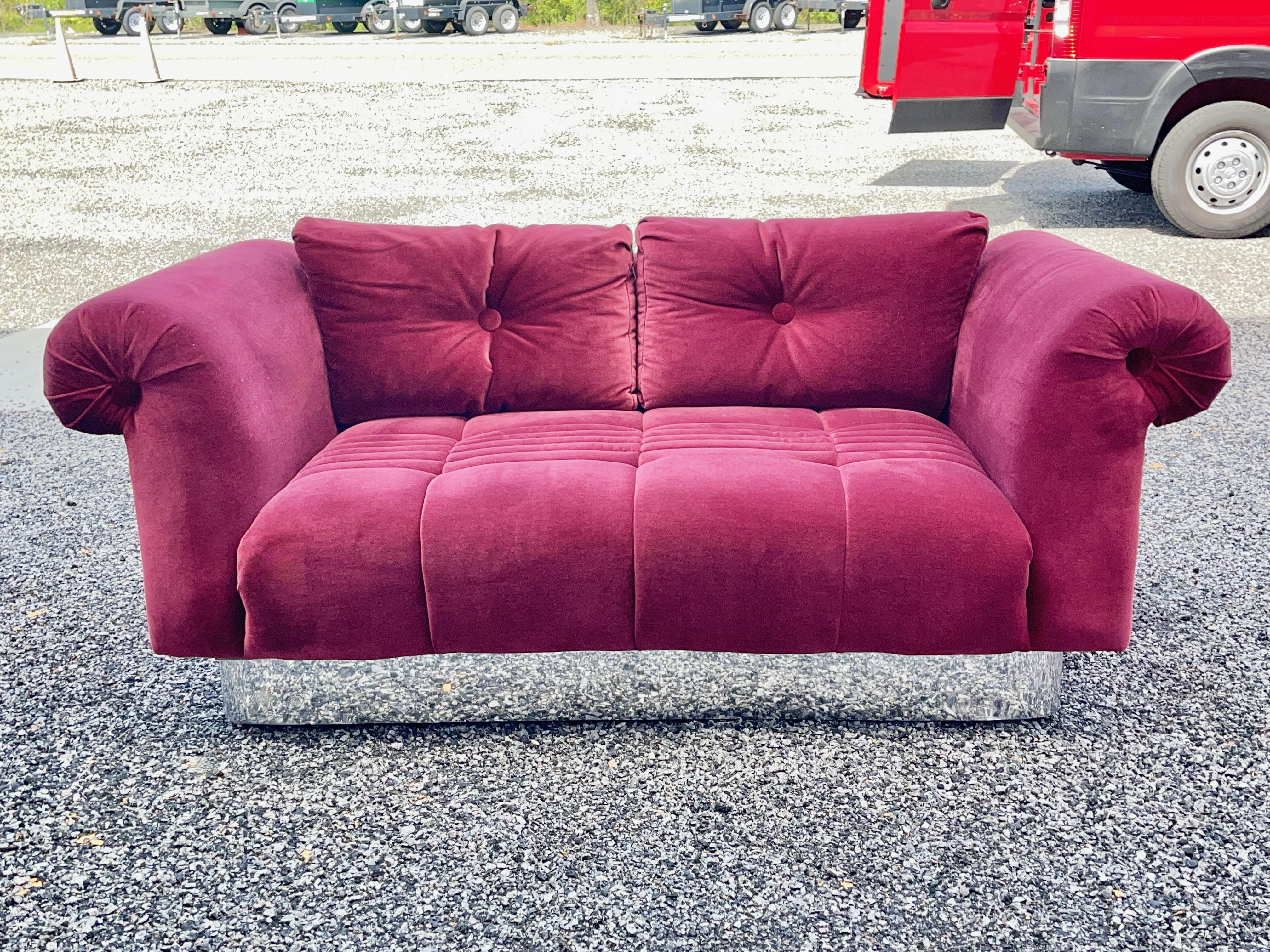 Groupe de sièges et de tables en velours bourgogne et chrome Bon état - En vente à Hanover, MA