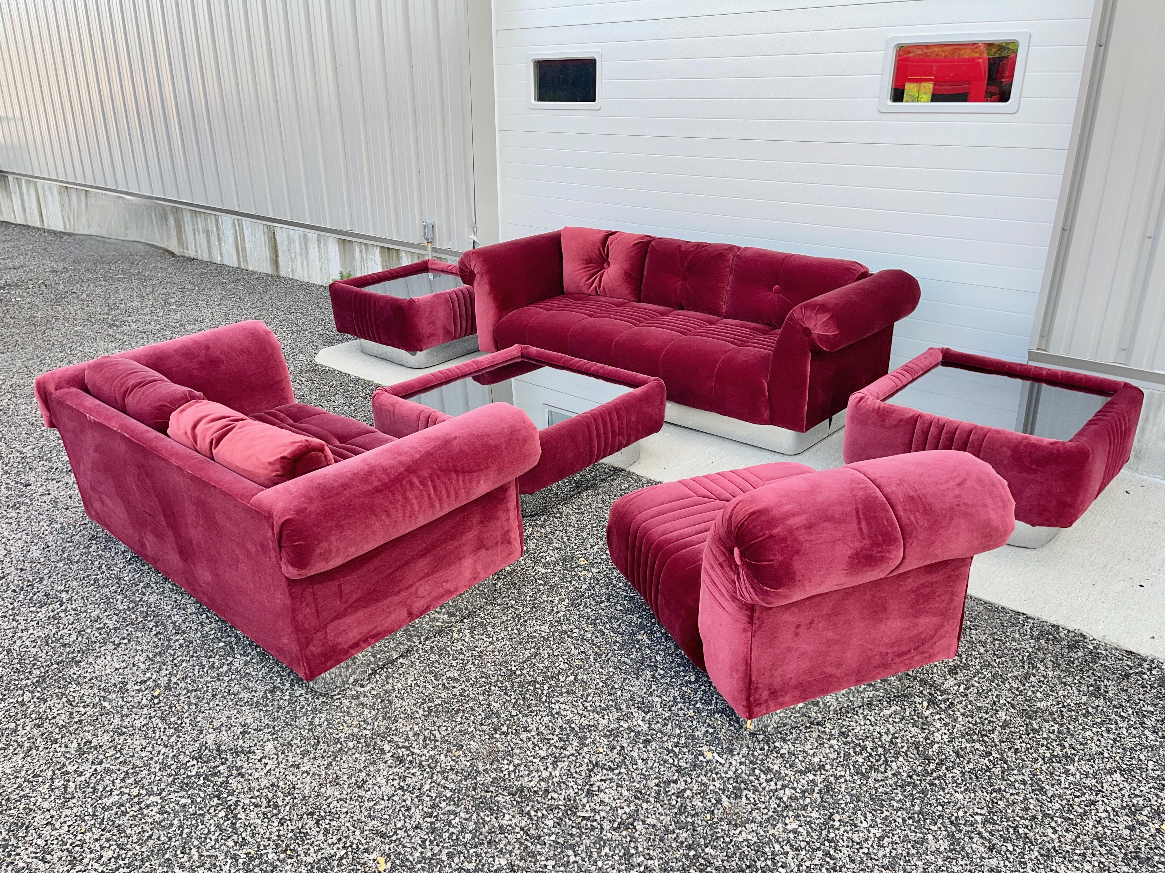 Tissu d'ameublement Groupe de sièges et de tables en velours bourgogne et chrome en vente