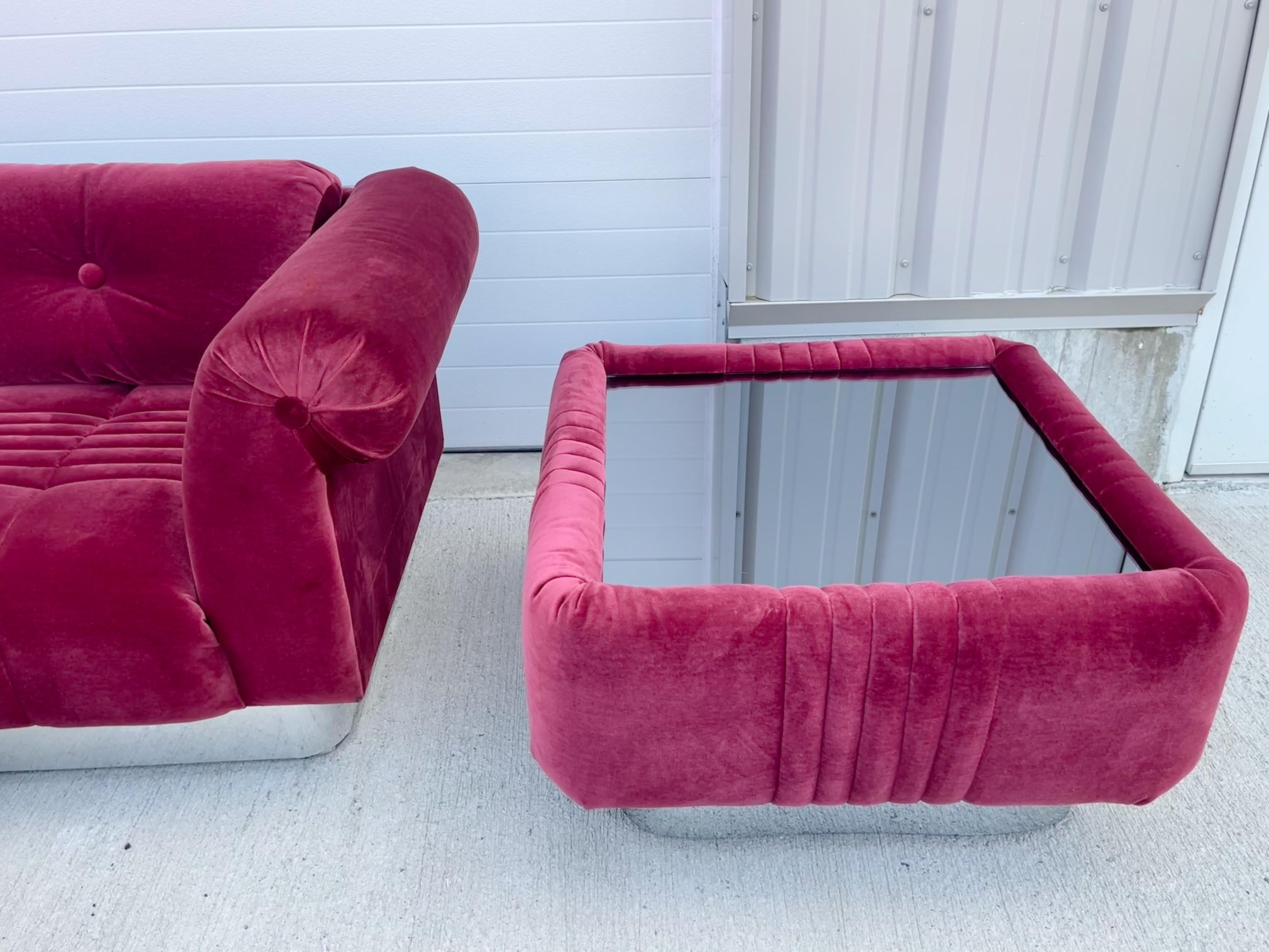 Groupe de sièges et de tables en velours bourgogne et chrome en vente 2