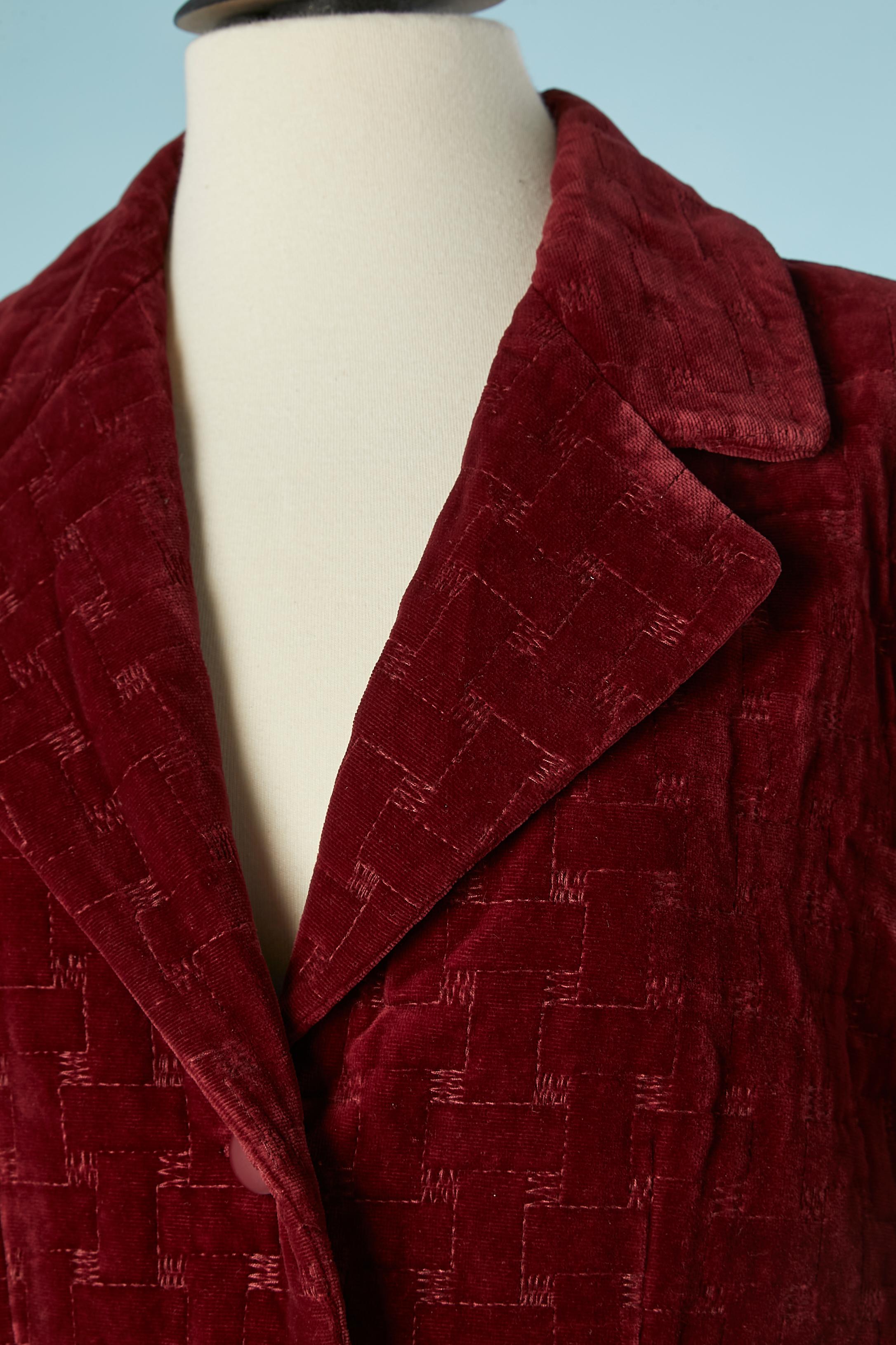 Burgundy velvet jacket padded and top-stitched. Velvet composition: 60% cotton, 40% rayon. Rayon lining. 
Shoulder-pad. 
SIZE 42 (Fr) L (Us) 