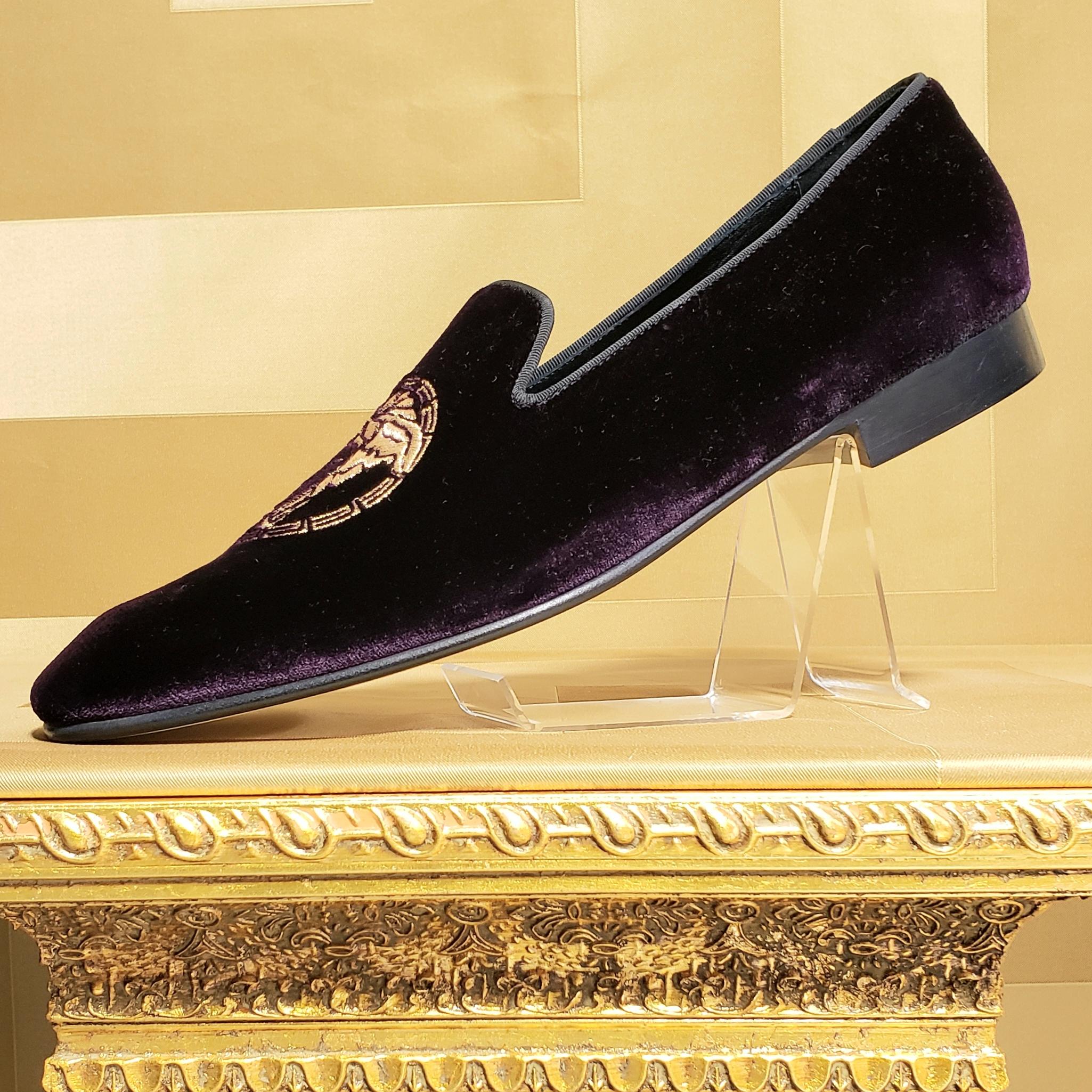 BURGUNDY VELVET LOAFER SHOES with GOLD MEDUSA EMBROIDERED In New Condition In Montgomery, TX