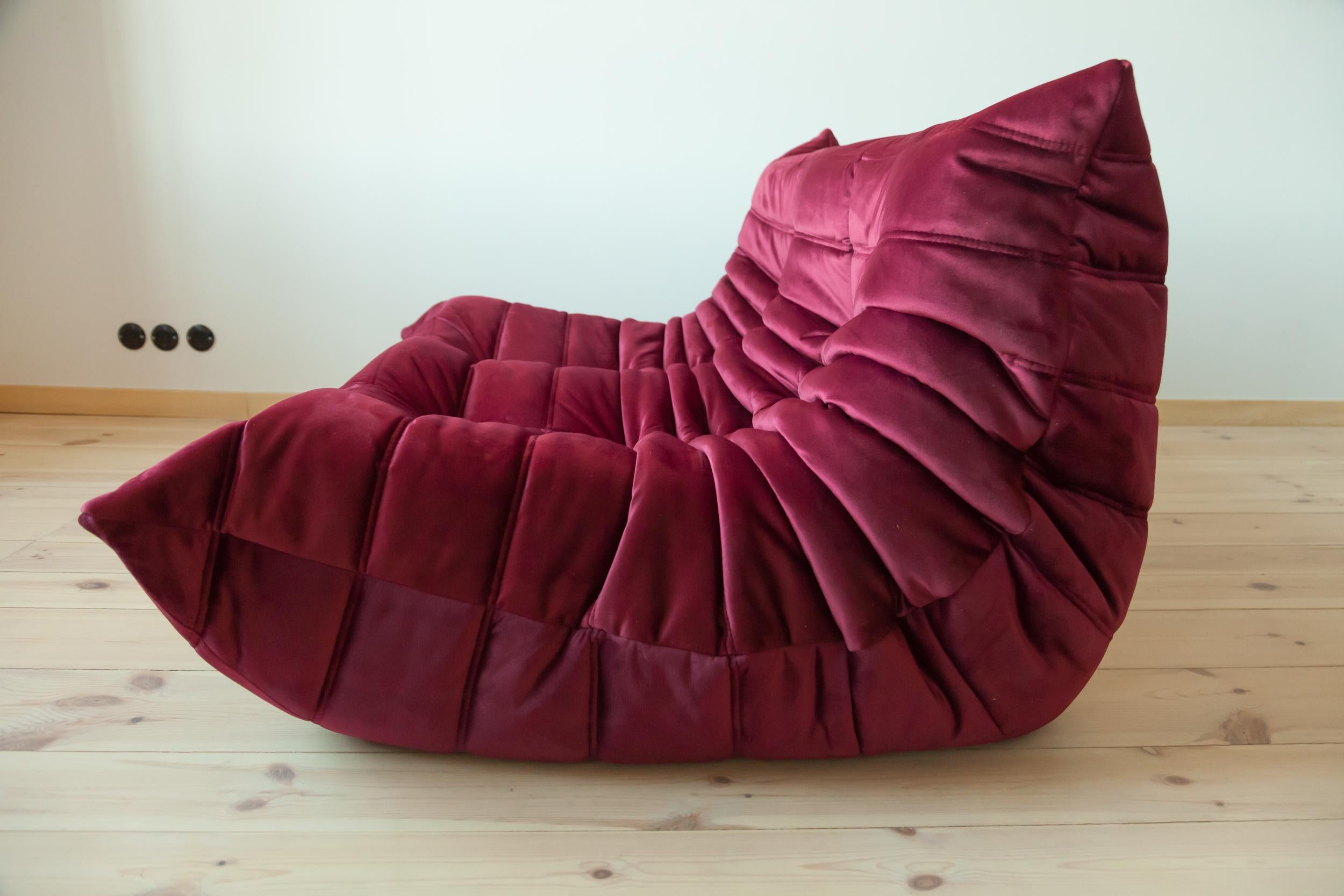 Burgundy Velvet Togo Sofa Set by Michel Ducaroy for Ligne Roset, Set of 5 In Excellent Condition For Sale In Berlin, DE