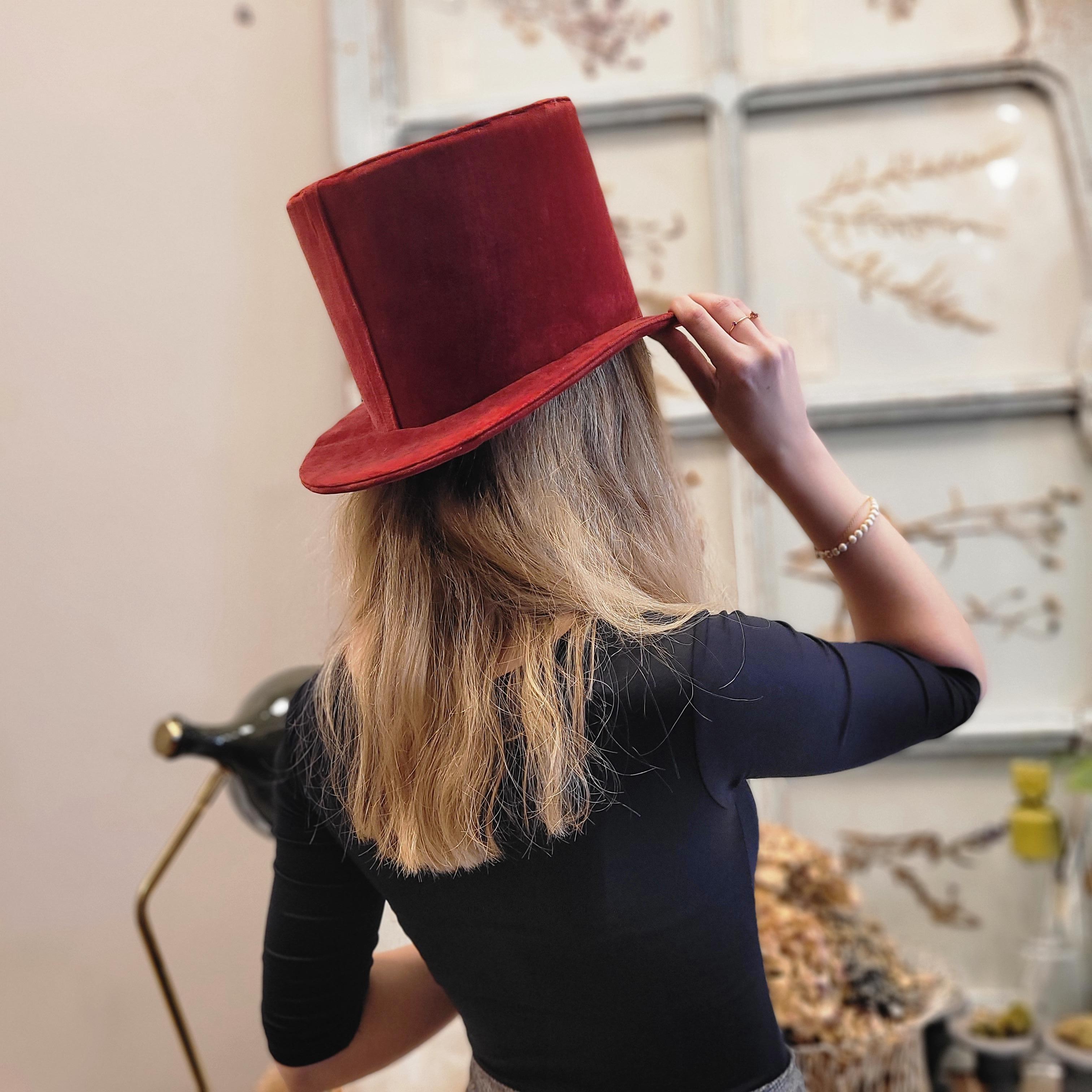 Burgundy velvet top hat, pp. s. XX – France 12