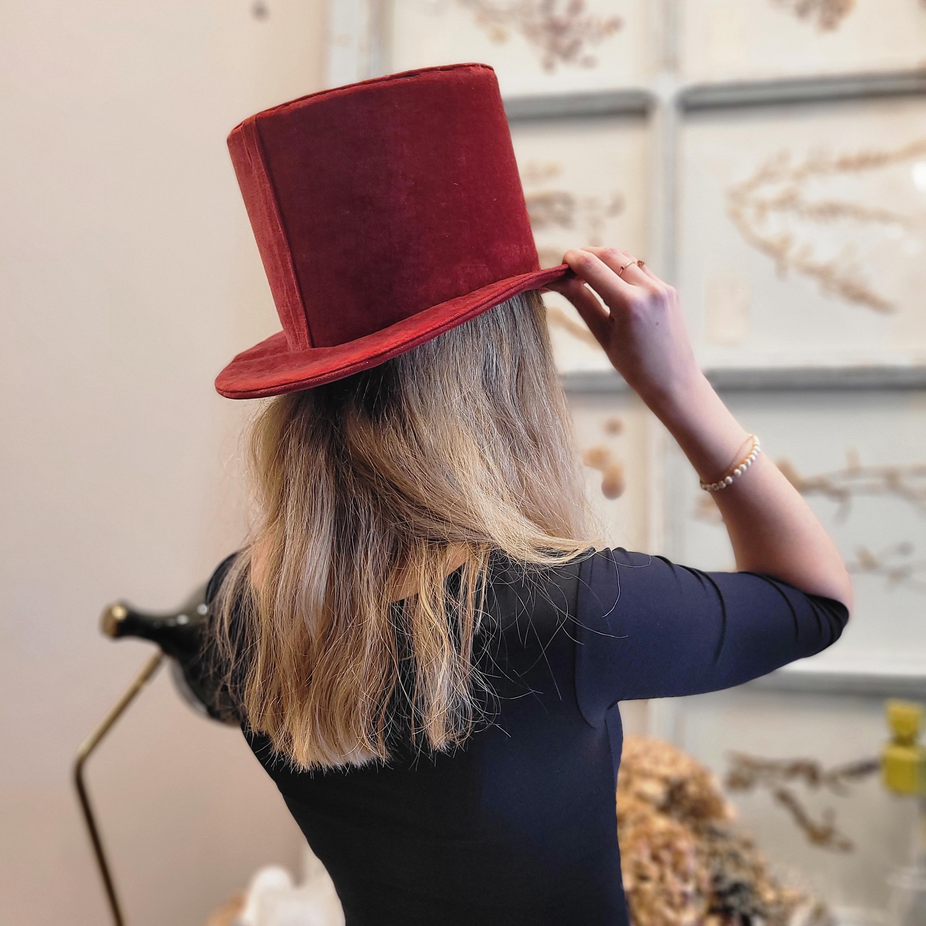 Burgundy velvet top hat, pp. s. XX – France In Good Condition For Sale In VALLADOLID, ES