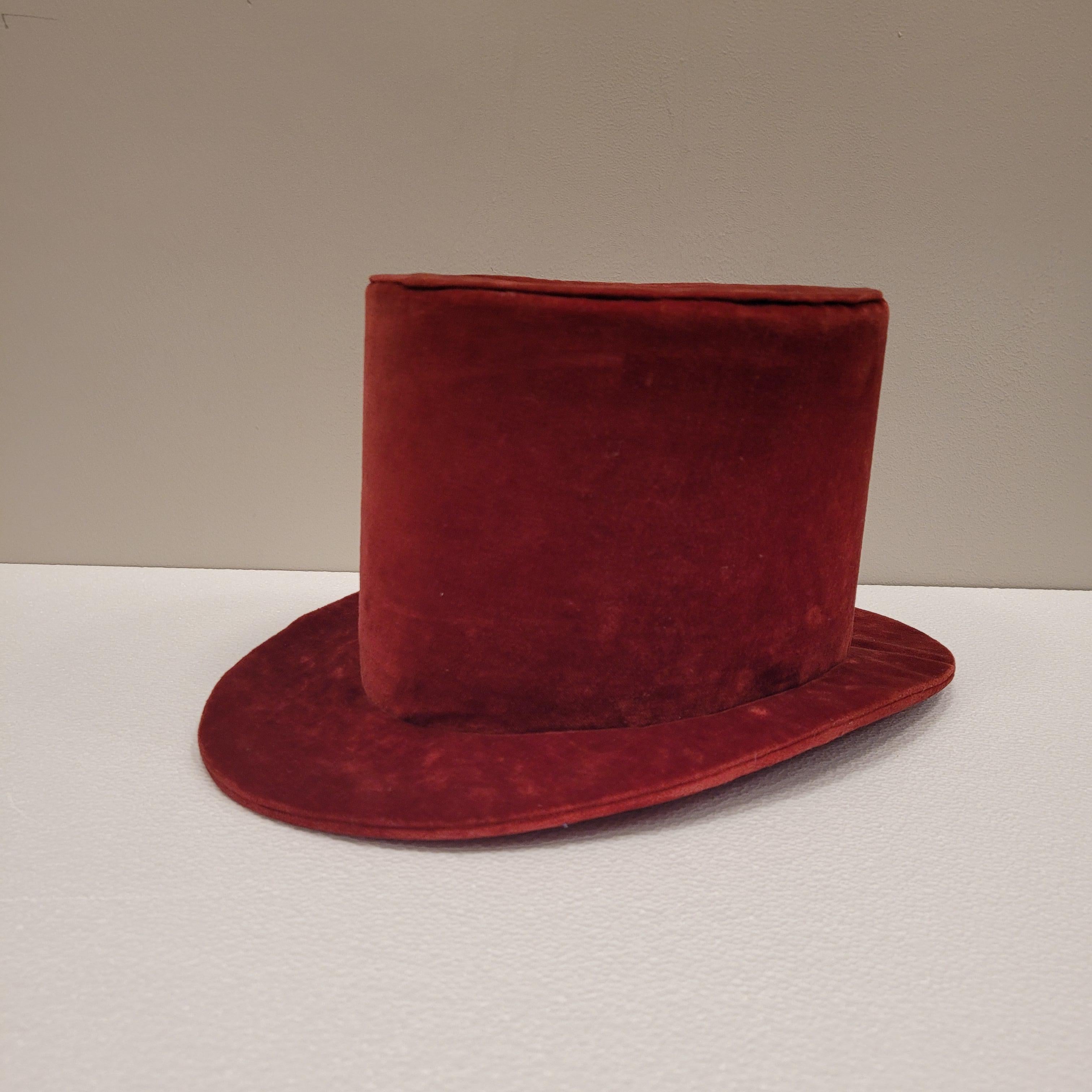 Women's or Men's Burgundy velvet top hat, pp. s. XX – France For Sale
